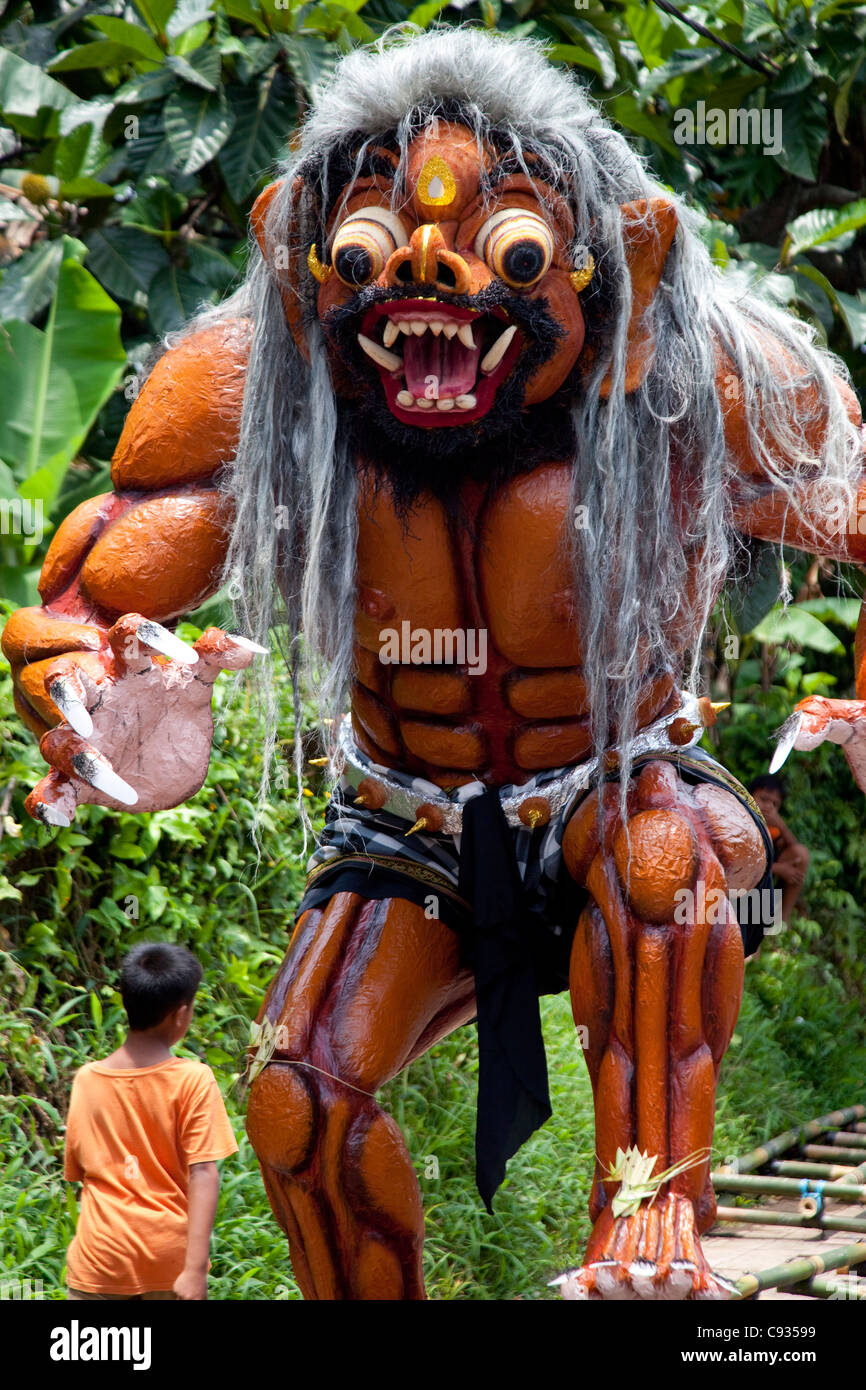 Bali, Ubud. villages passent des semaines ouvrant leurs Ogoh-ogoh Nyepi monstres pour les fêtes de fin d'année. Banque D'Images