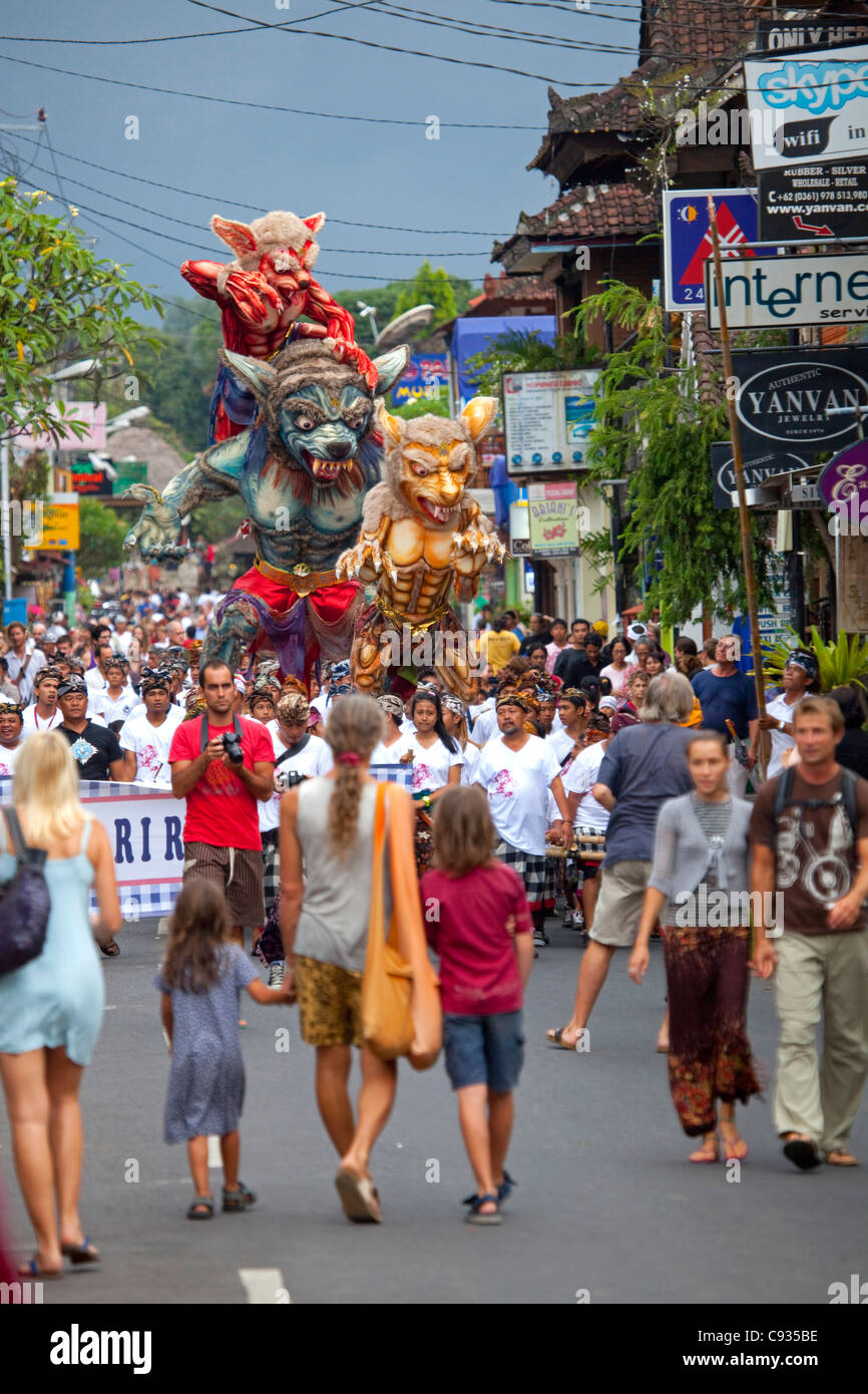 Bali, Ubud. Ogoh ogoh énorme de monstres circulent dans les rues d'Ubud dans le cadre de la fête. Nyepi Banque D'Images