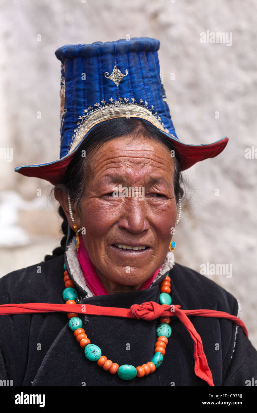L'Inde, le Ladakh, Likir. Dame ladakhis portant chapeau traditionnel au  festival d'hiver, le monastère de Likir, Ladakh, Inde Photo Stock - Alamy