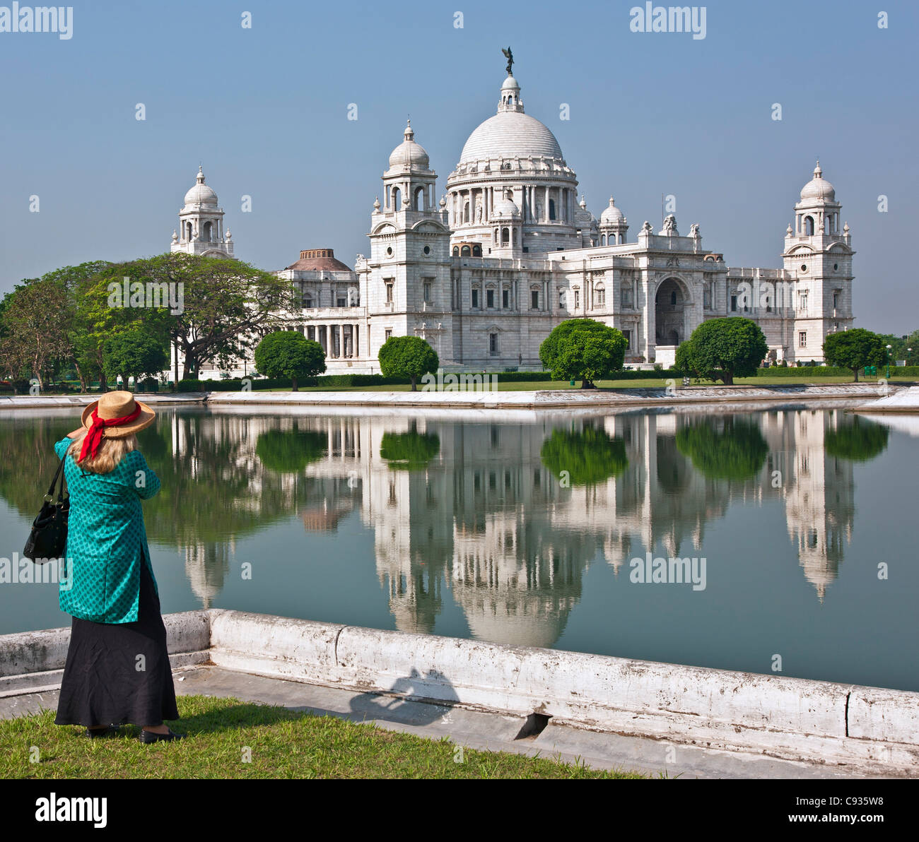 Situé dans un parc bien entretenu, le magnifique édifice Commémoratif Victoria avec ses dômes en marbre blanc. Banque D'Images