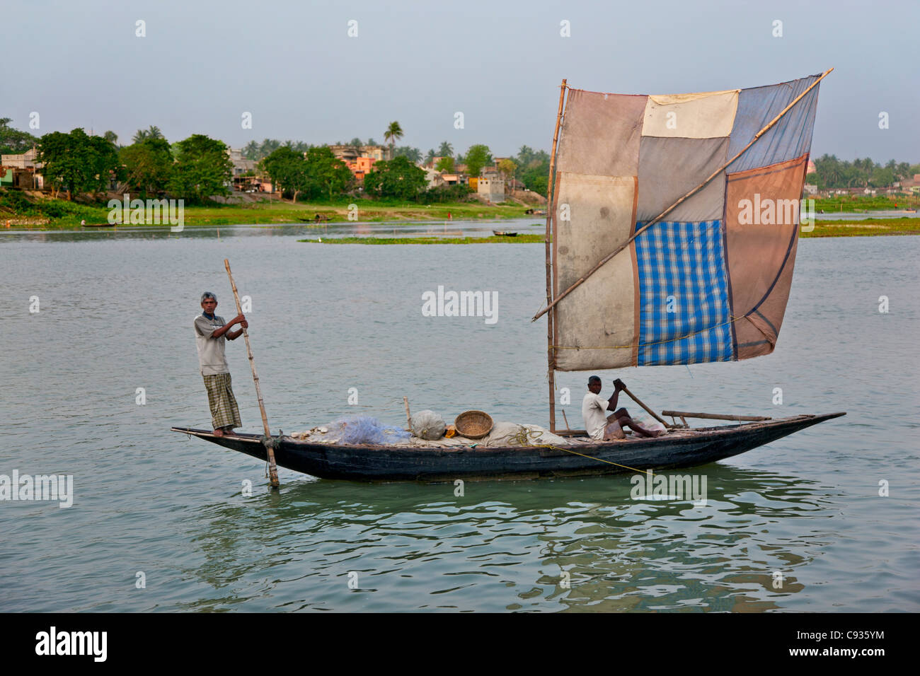 Un bateau de pêche avec un engin naviguer sur le fleuve Hooghly off Kalna. Banque D'Images