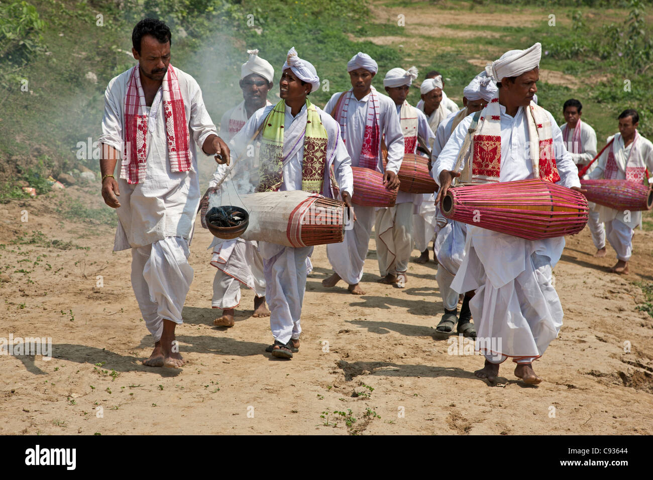 Une procession religieuse hindoue pour célébrer l'ouverture d'un nouveau temple de Shiva à Raha, Nagoan. Banque D'Images