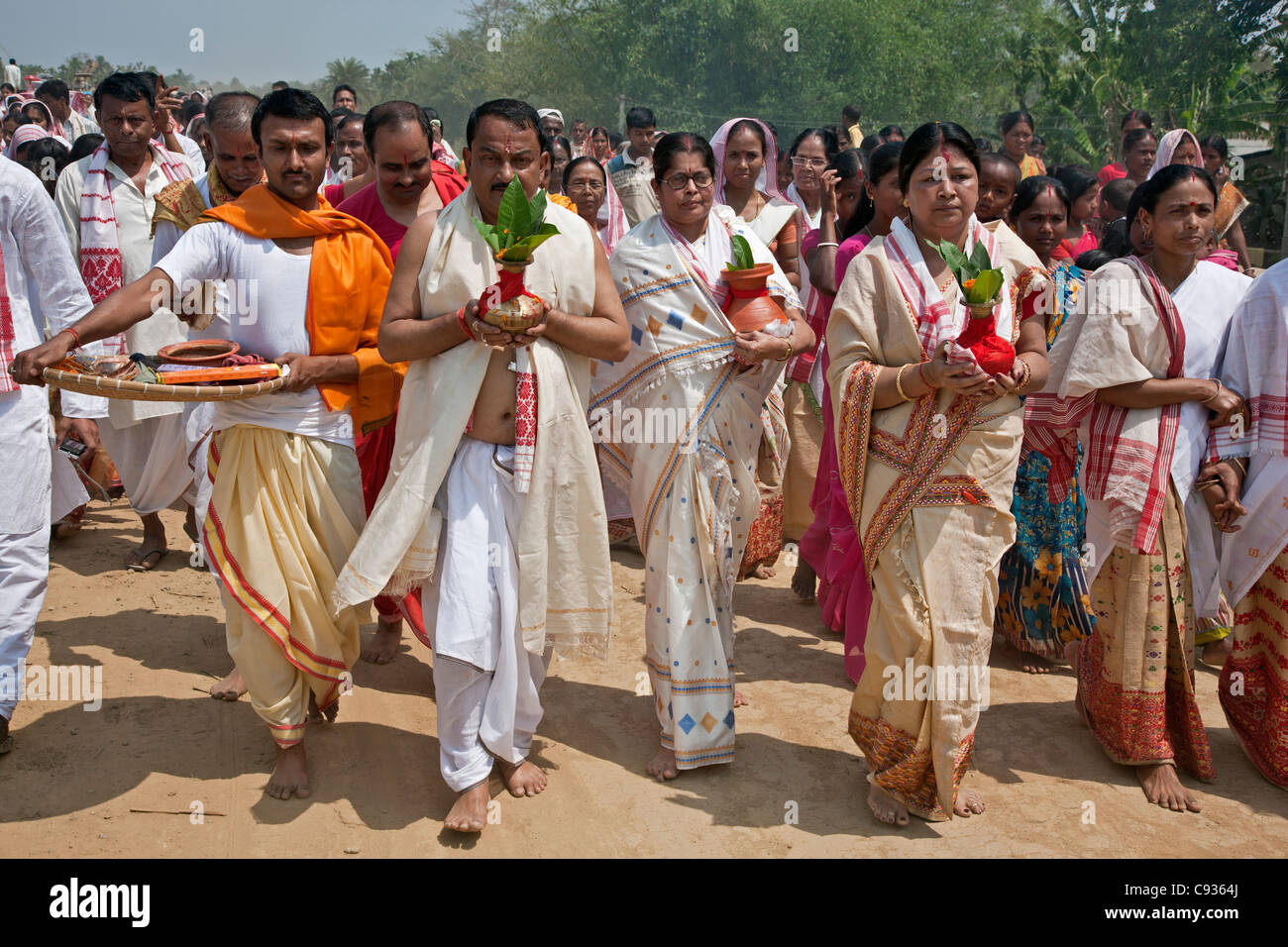 Une procession religieuse hindoue pour célébrer l'ouverture d'un nouveau temple de Shiva à Raha, Nagoan. Banque D'Images