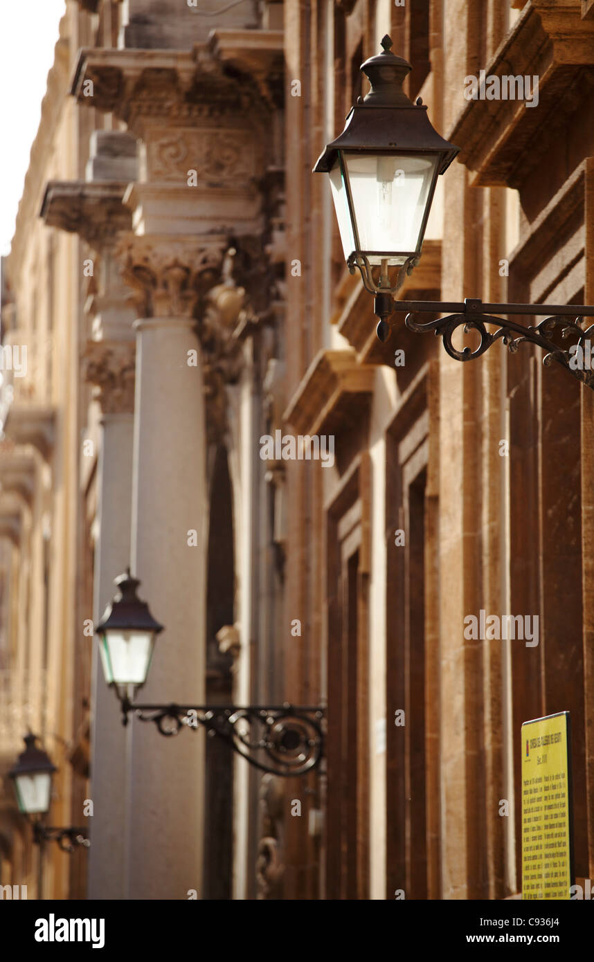 La Sicile, l'Italie, l'Europe de l'Ouest ; lampadaires sur une façade baroque en Trapani Banque D'Images La Sicile, l'Italie, l'Europe de l'Ouest ; lampadaires sur une façade baroque en Trapani Banque D'Images