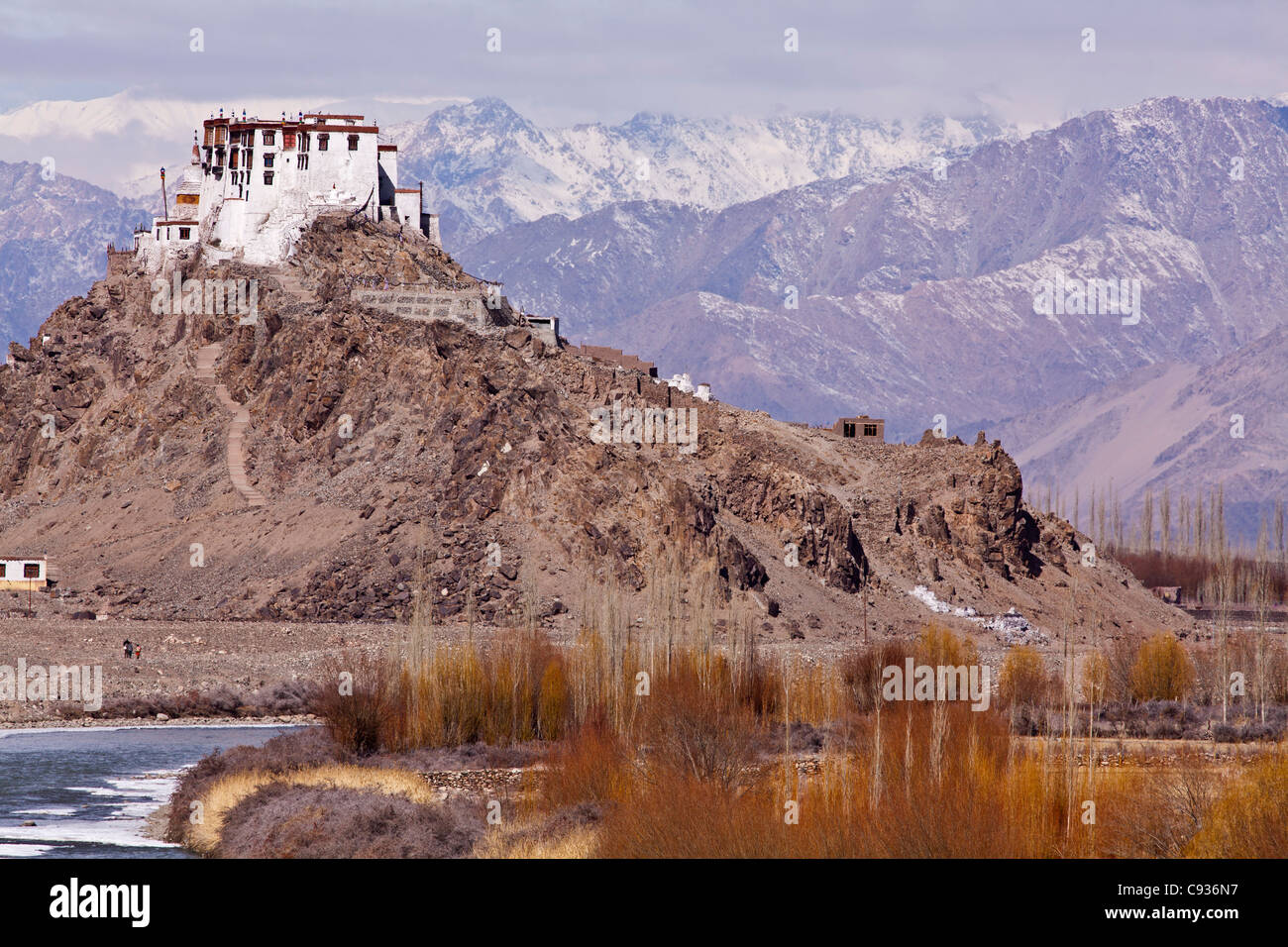 L'Inde, le Ladakh, Stakna. Monastère de Stakna, spectaculaire perché sur un rocher pyramidal, avec l'Indus, par écoulement. Banque D'Images