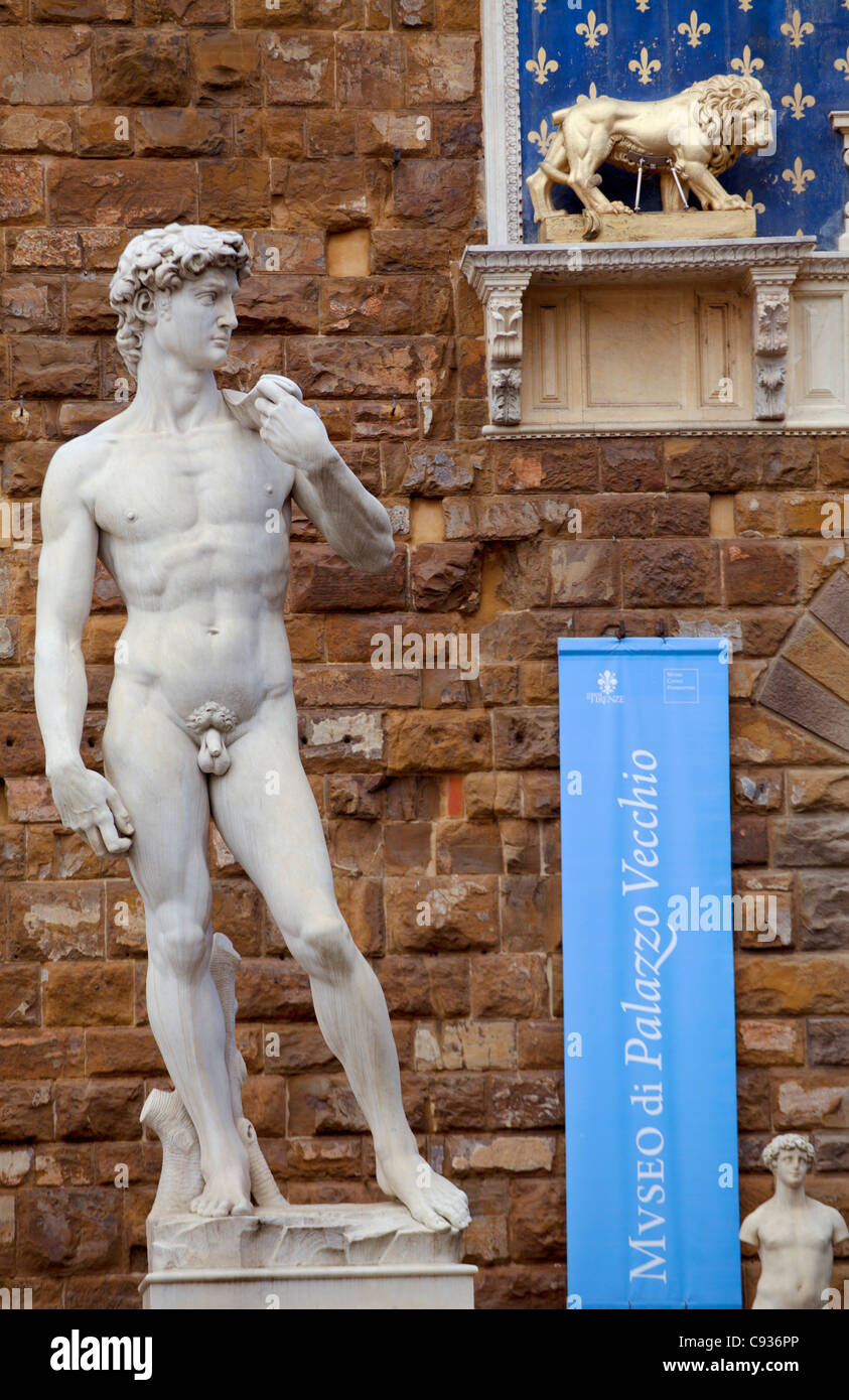 Italie, Florence, Toscane, copie de Michelangelo's 'David' en face du Palazzo Vecchio Banque D'Images