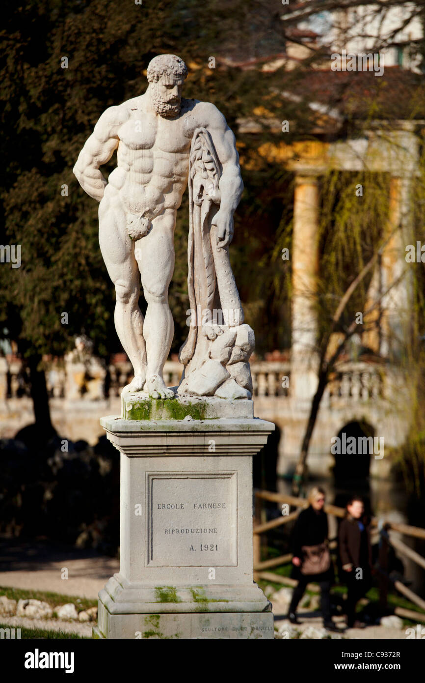 Italie, Vénétie, Vicenza, l'Europe de l'Ouest ; sculpture d'Hercule Banque D'Images