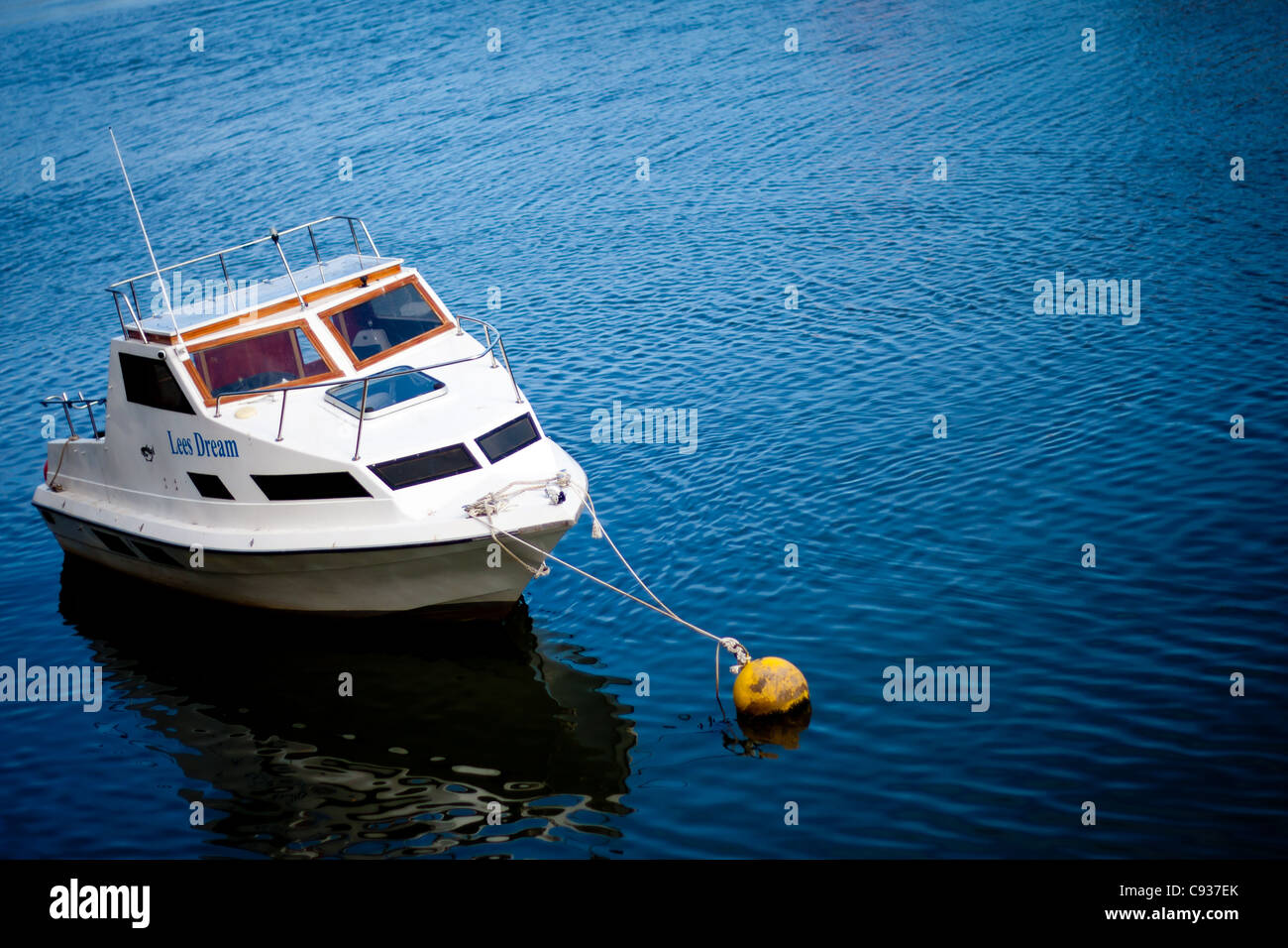 La mer, avec un bateau sur une bouée montrant la belle vue panoramique sur la mer. Banque D'Images