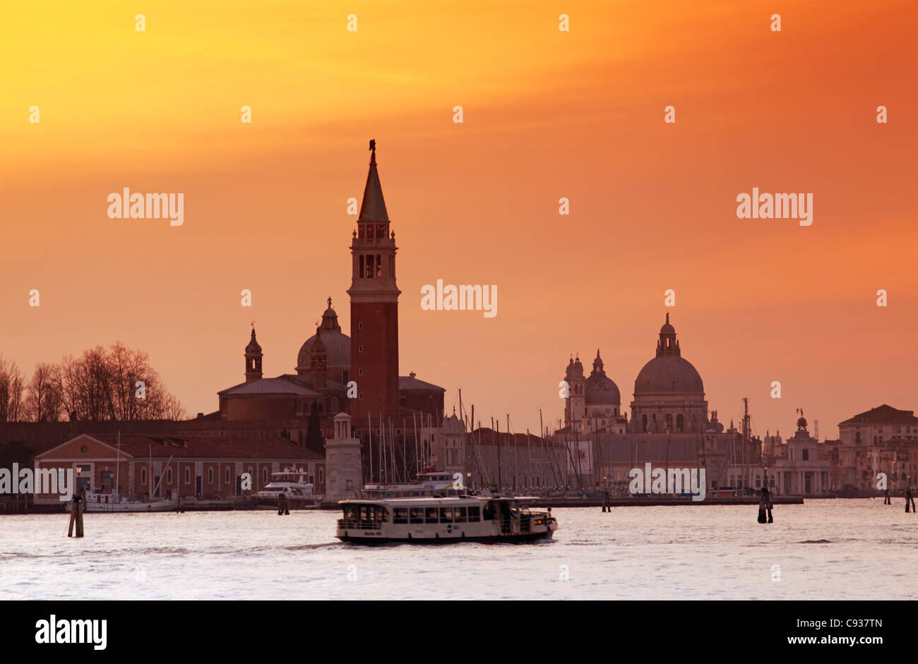Venise, Vénétie, Italie ; un vaporetto traversant le bassin de San Marco Banque D'Images