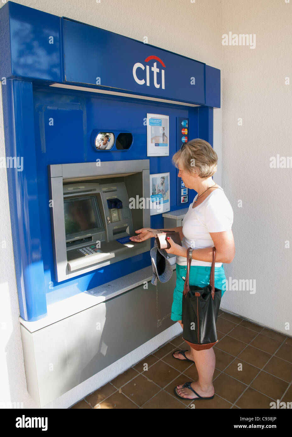 Retrait d'argent d'un distributeur automatique de Citibank. Banque D'Images