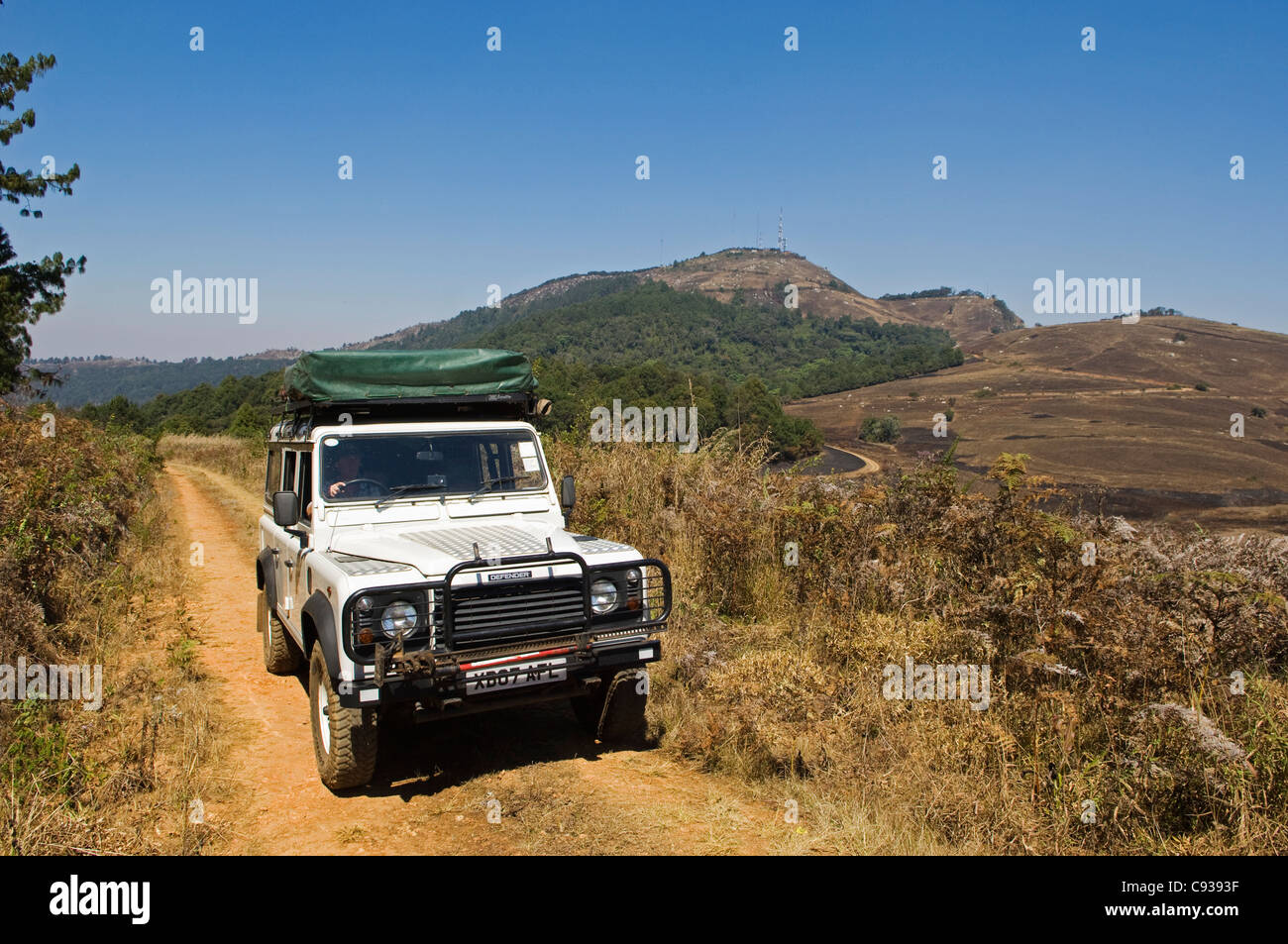 Le Malawi, Zomba. Les touristes dans une voiture landrover regarder dehors à la vue sur le plateau de Zomba. (MR) Banque D'Images