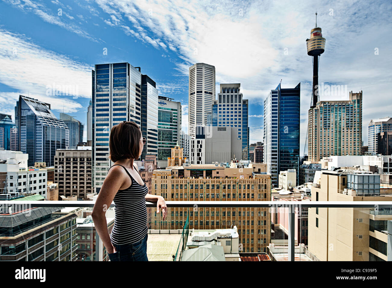 Woman looking over Sydney Skyline de vacances Balcon Banque D'Images