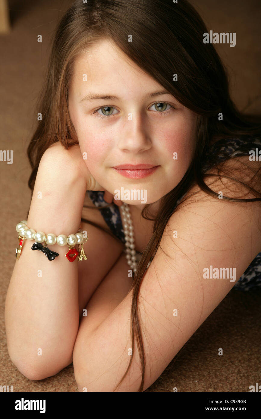 Portrait d'une jolie fille de 11 ans Banque D'Images