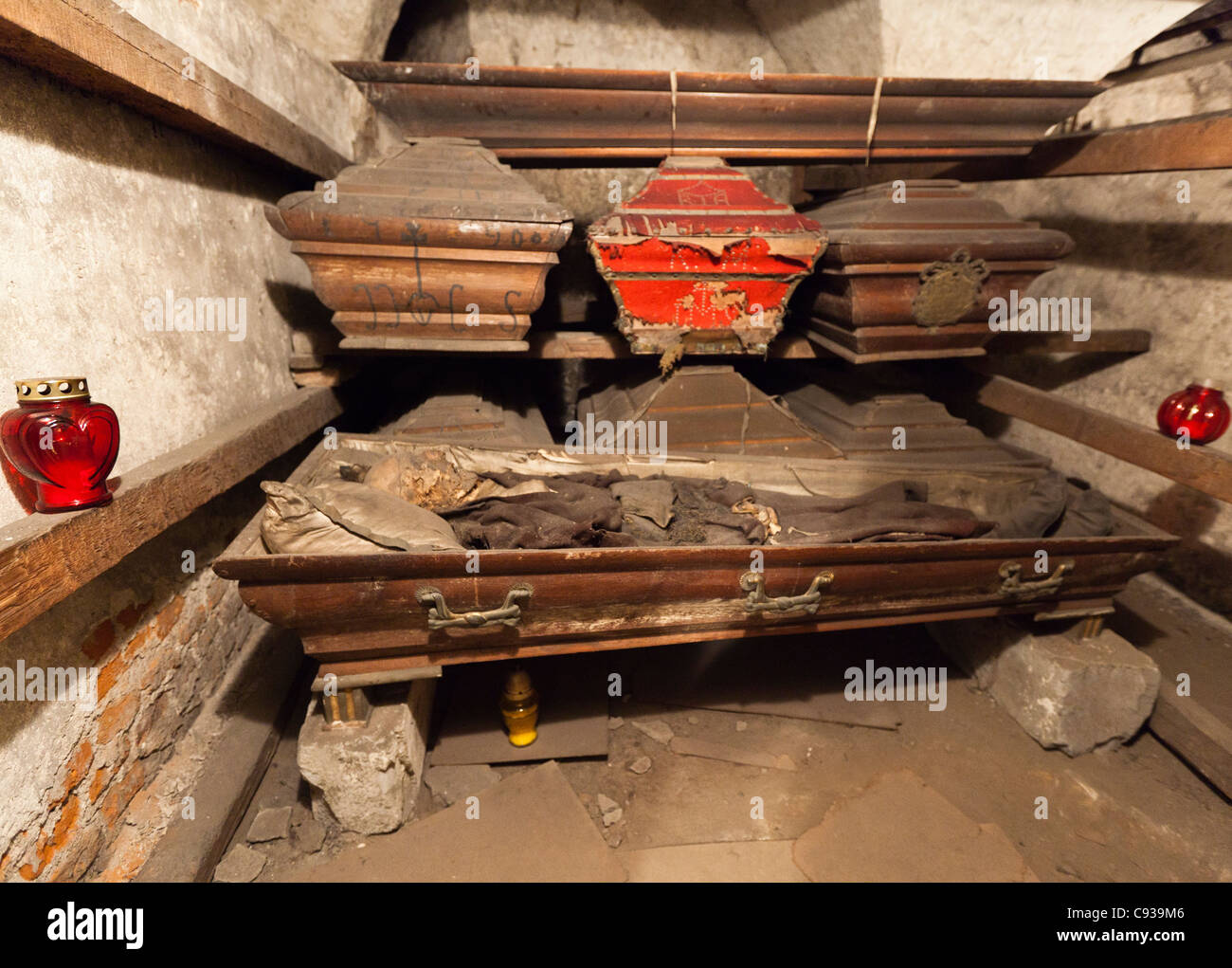 Pologne, Cracovie. Corps momifiés dans les cercueils de la crypte de l'église des Réformés franciscains. Banque D'Images