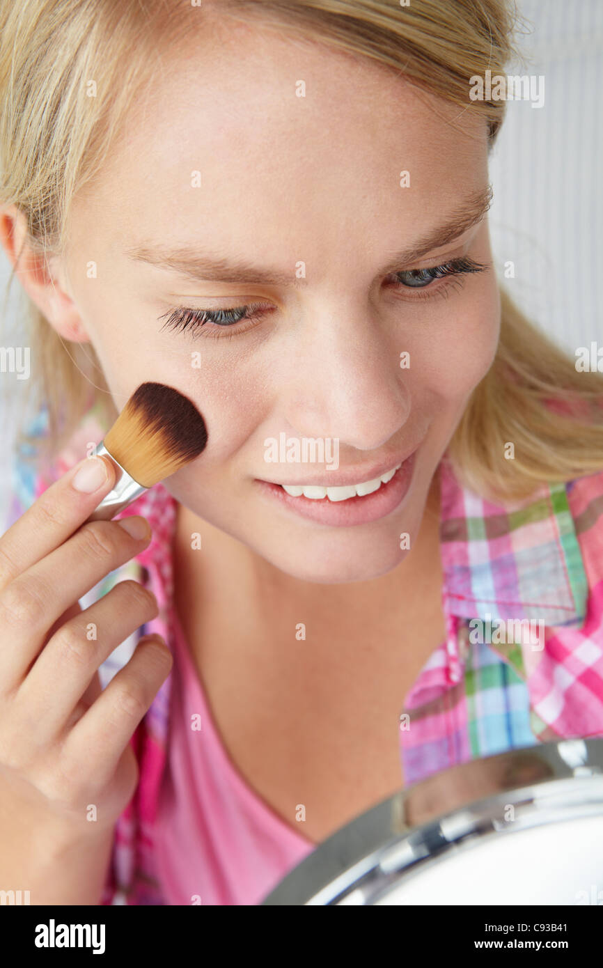 Teenage girl putting sur make-up Banque D'Images