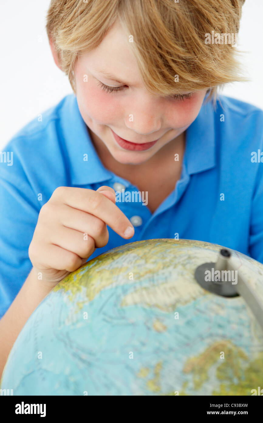Jeune garçon avec globe Banque D'Images