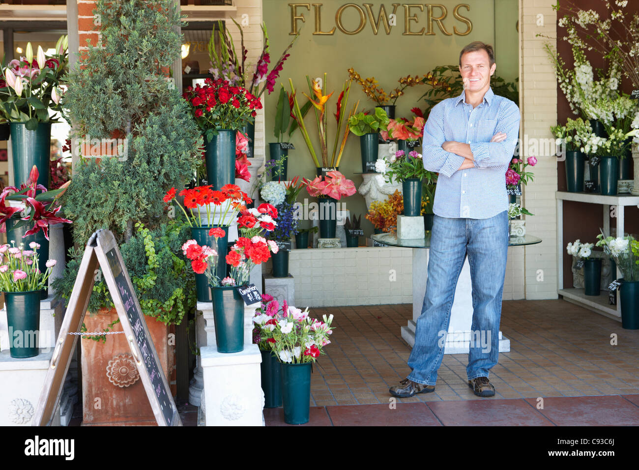 Homme debout à l'extérieur un fleuriste Banque D'Images
