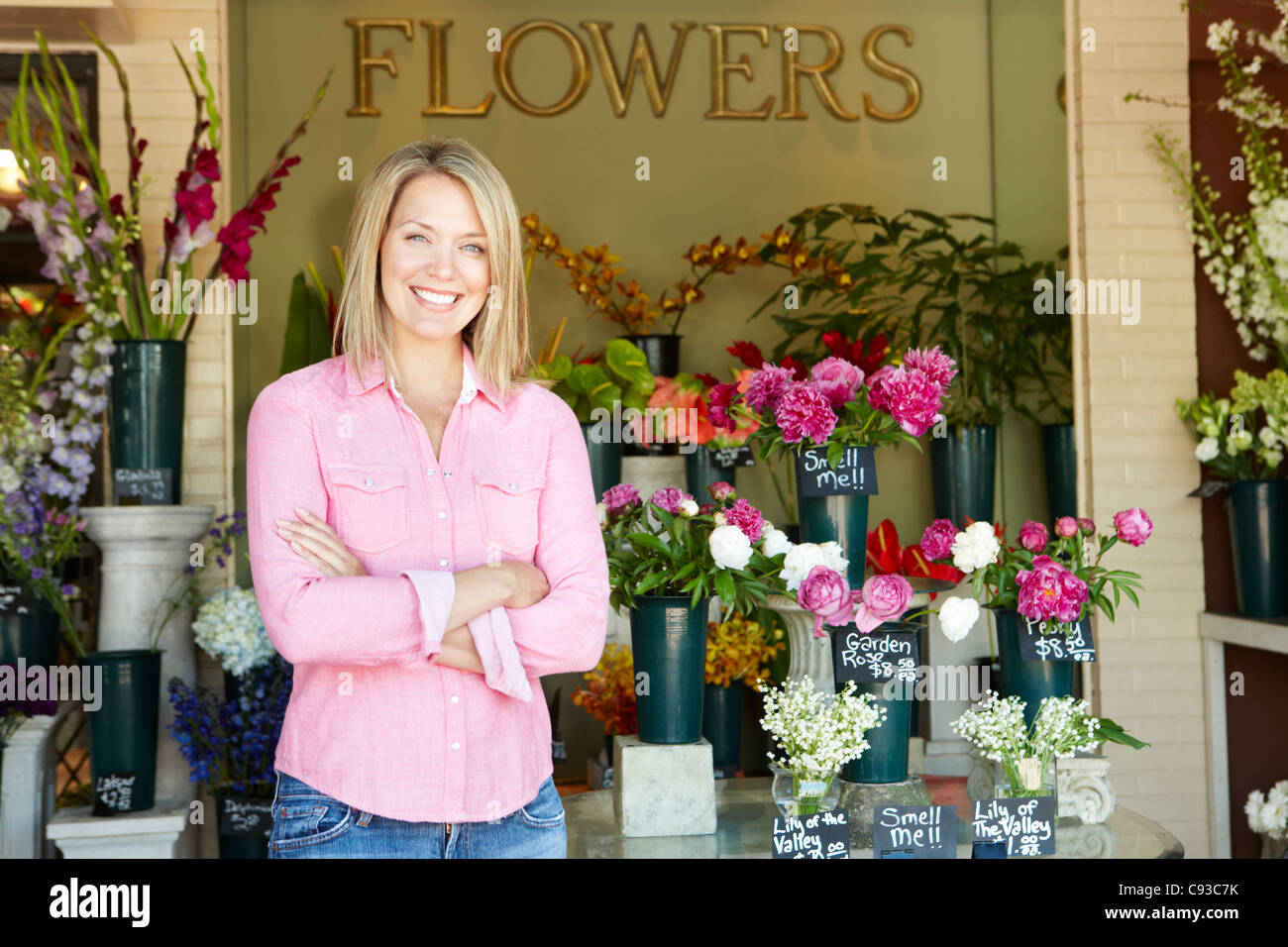 Femme debout à l'extérieur un fleuriste Banque D'Images