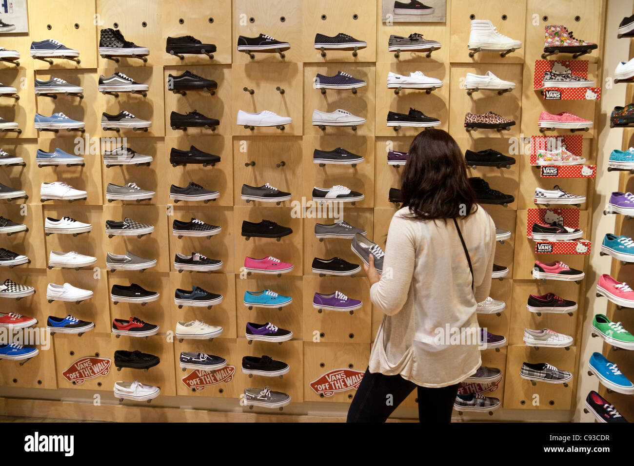 Teenage girl acheter Cars chaussures dans un magasin de chaussures Vans,  Montgomery Mall, Washington DC USA Photo Stock - Alamy