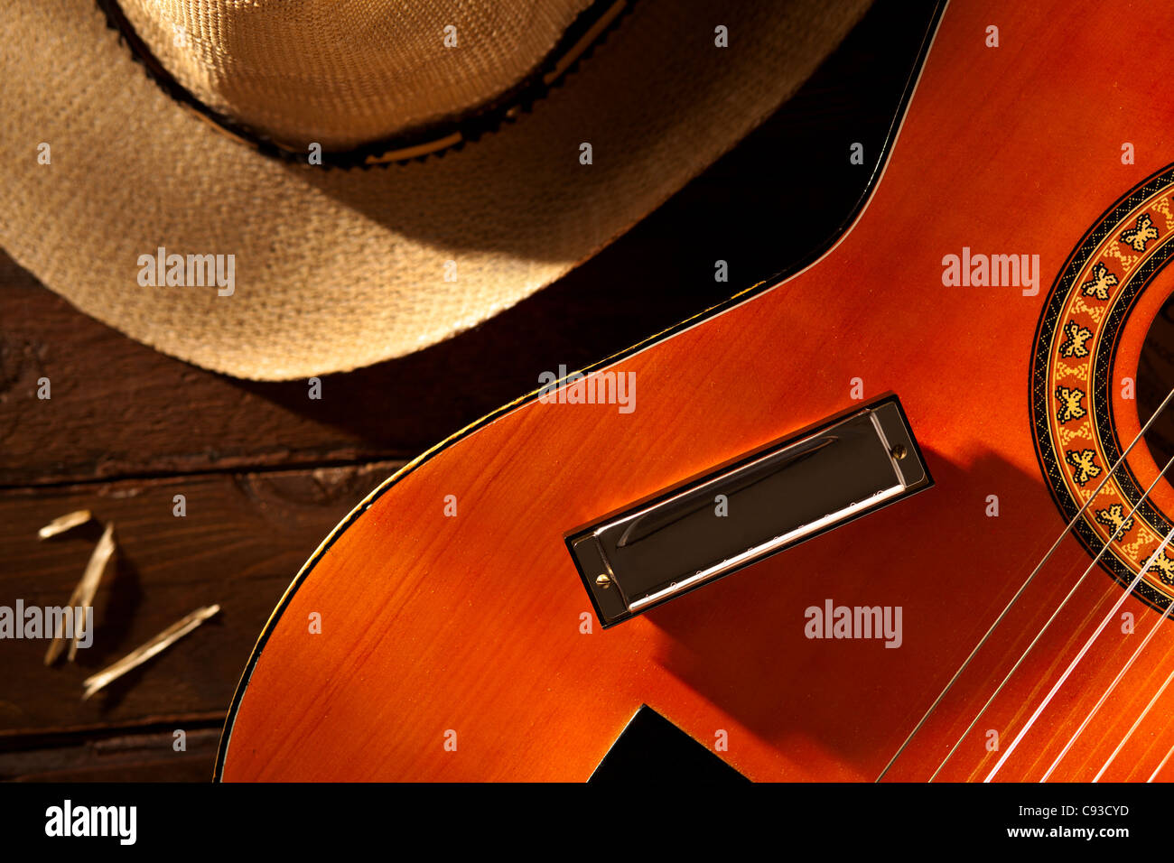 L'harmonica à la guitare avec chapeau de cowboy sur bois Banque D'Images