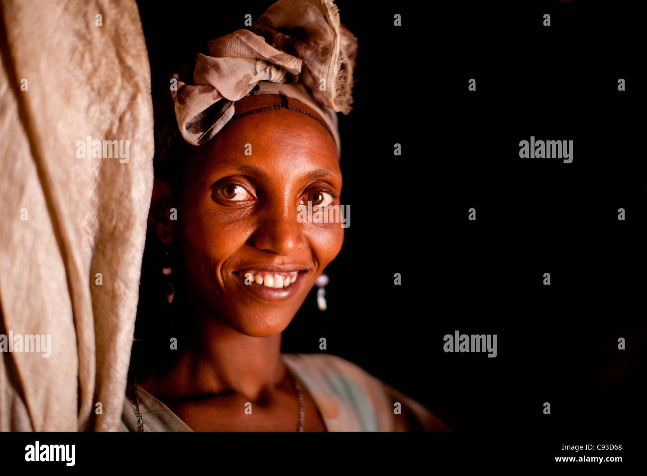 Portrait d'une belle jeune fille sert des rafraîchissements à la base de la montagne monastère de Debre Damo en Éthiopie. Banque D'Images