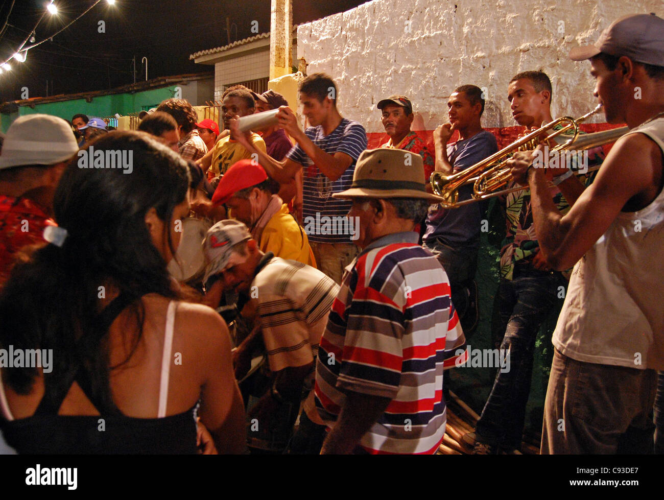 La pratique de Maracatu brésilien traditionnel festival Rural Sambada, Maracatu Leao de Ouro, Condado Banque D'Images