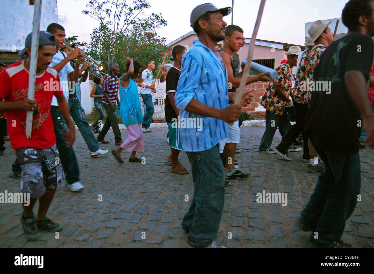 La pratique de Maracatu brésilien traditionnel festival Rural Sambada, Maracatu Leao de Ouro, Condado Banque D'Images