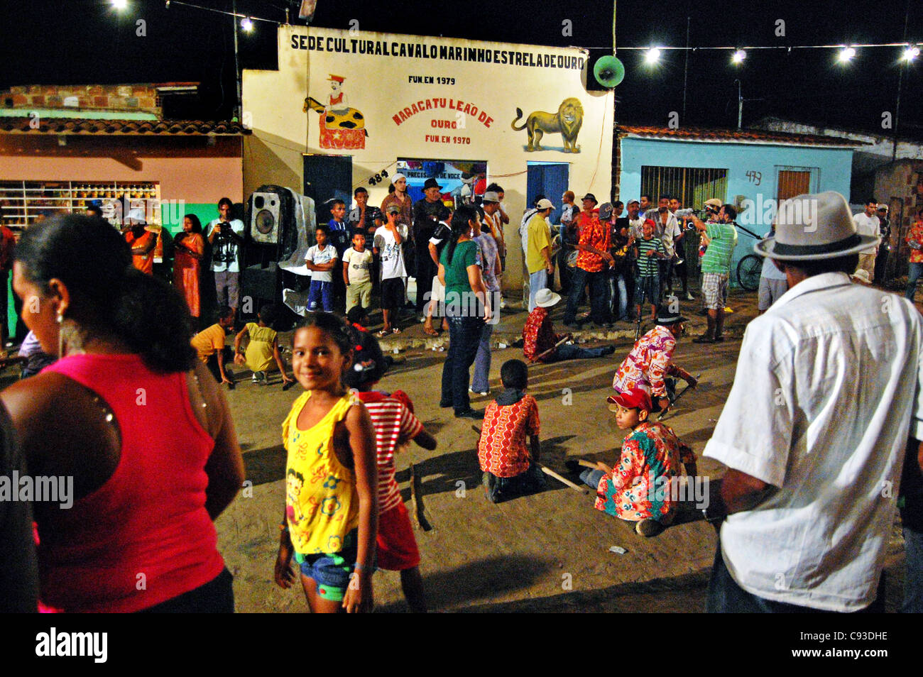 La pratique de Maracatu brésilien traditionnel festival Rural Sambada, Maracatu Leao de Ouro, Condado Banque D'Images