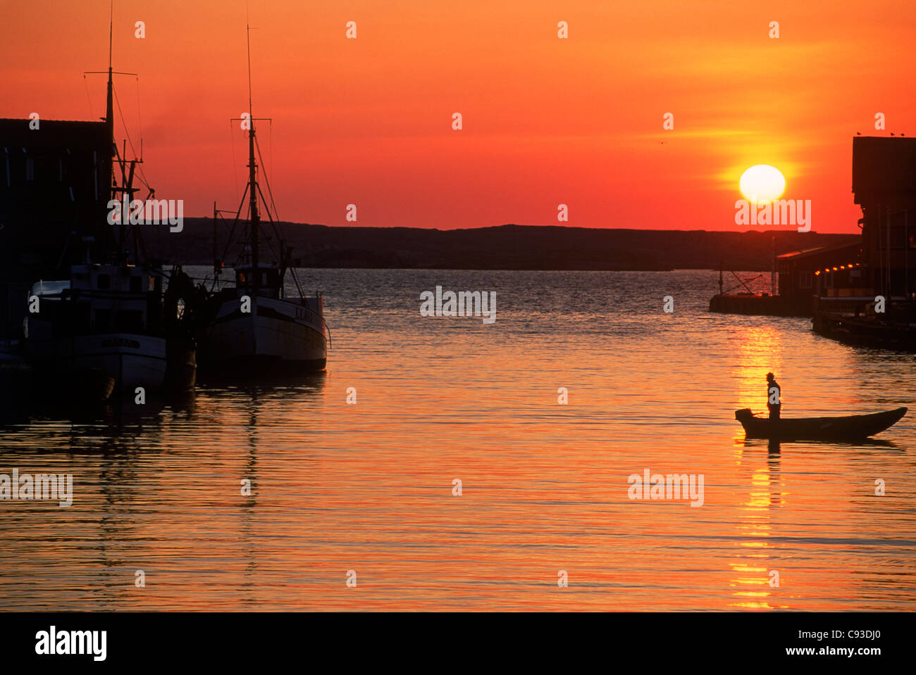 Pêcheur en barque dans le coucher du soleil la lumière à Smögen île sur la côte ouest de la Suède, près de Göteborg Banque D'Images