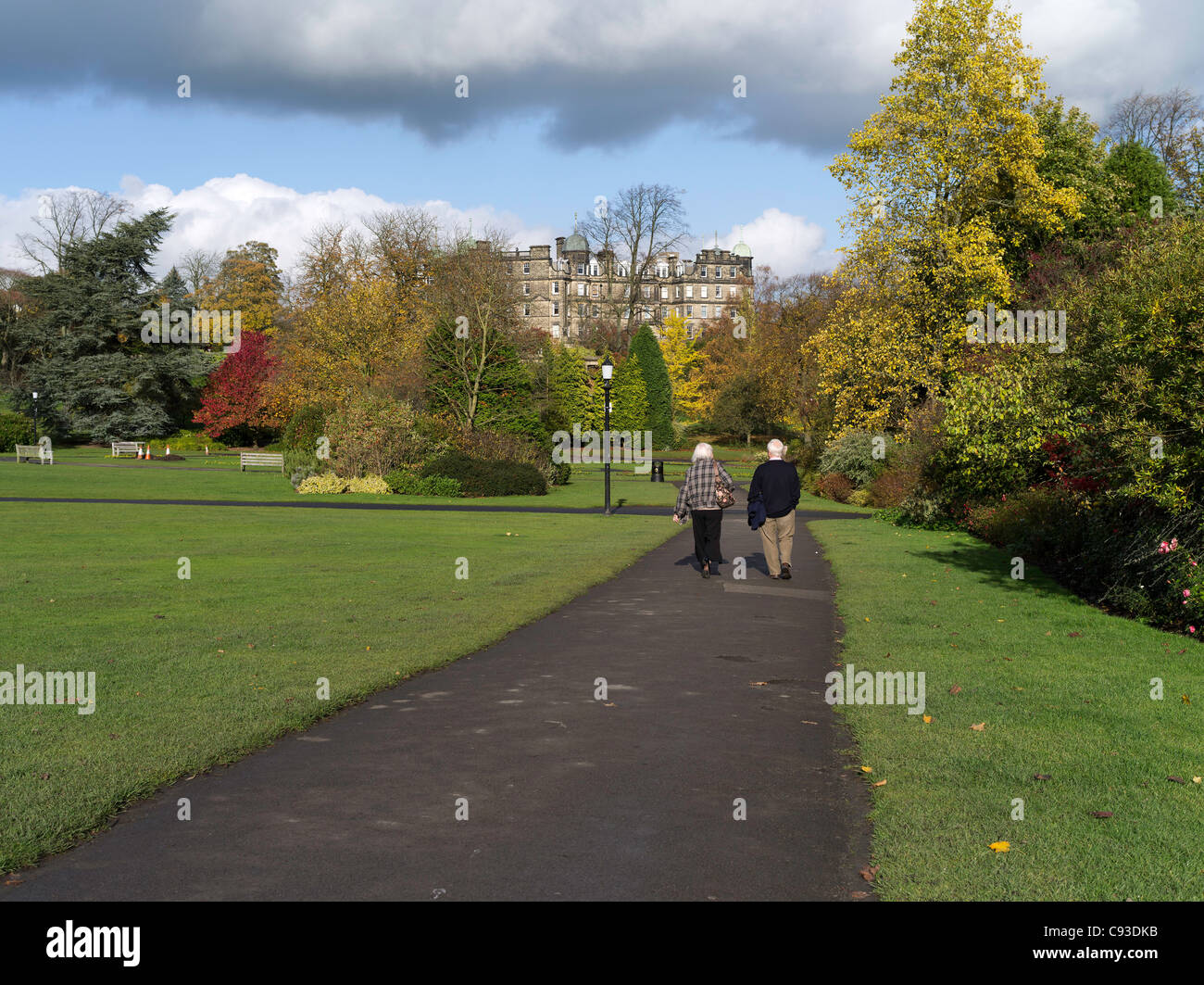 Dh Valley Gardens HARROGATE NORTH YORKSHIRE personnes marcher dans un parc d'automne chemin à pied parc couple de personnes âgées Banque D'Images