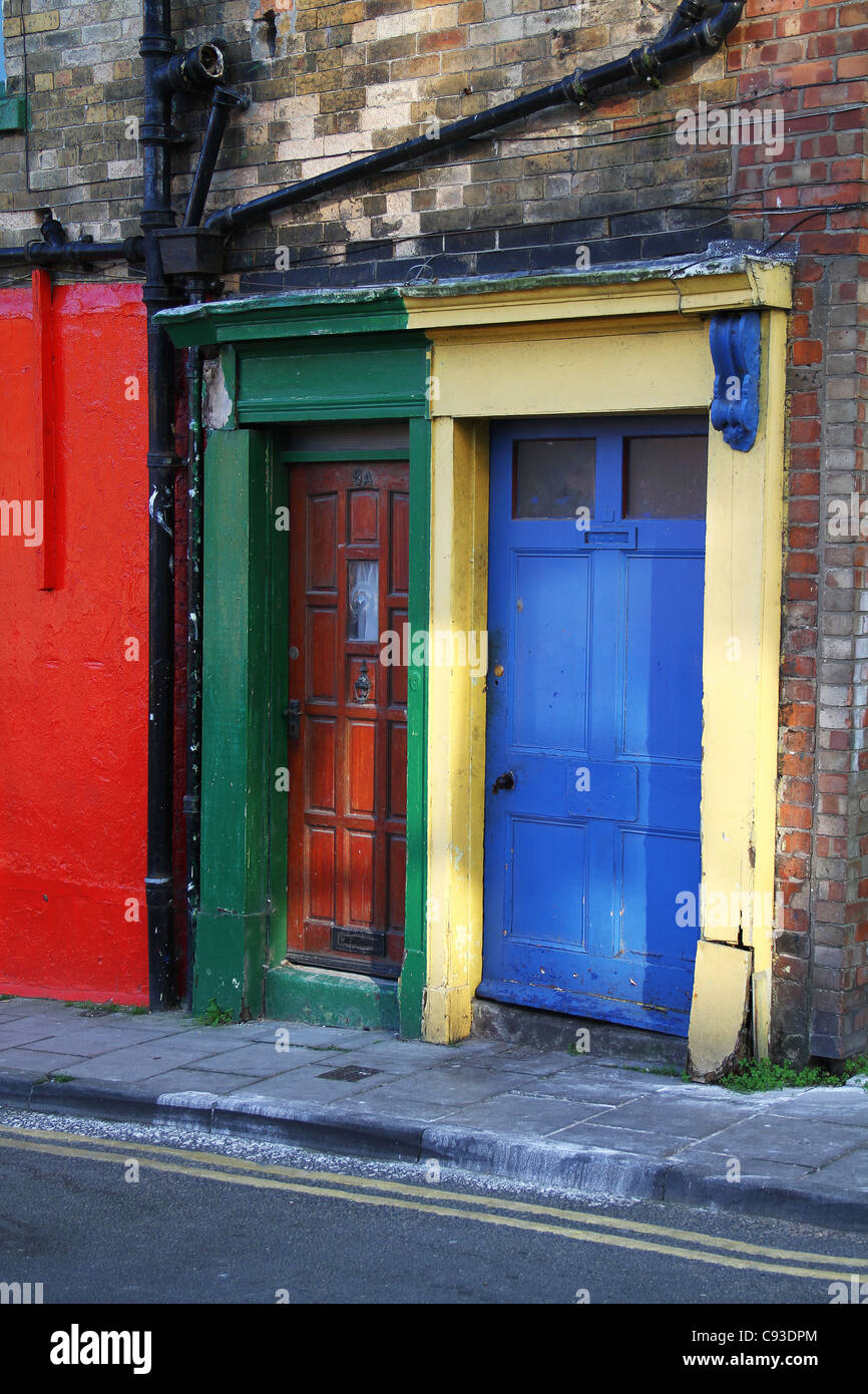 Les portes de couleur sur de vieux bâtiments. Banque D'Images