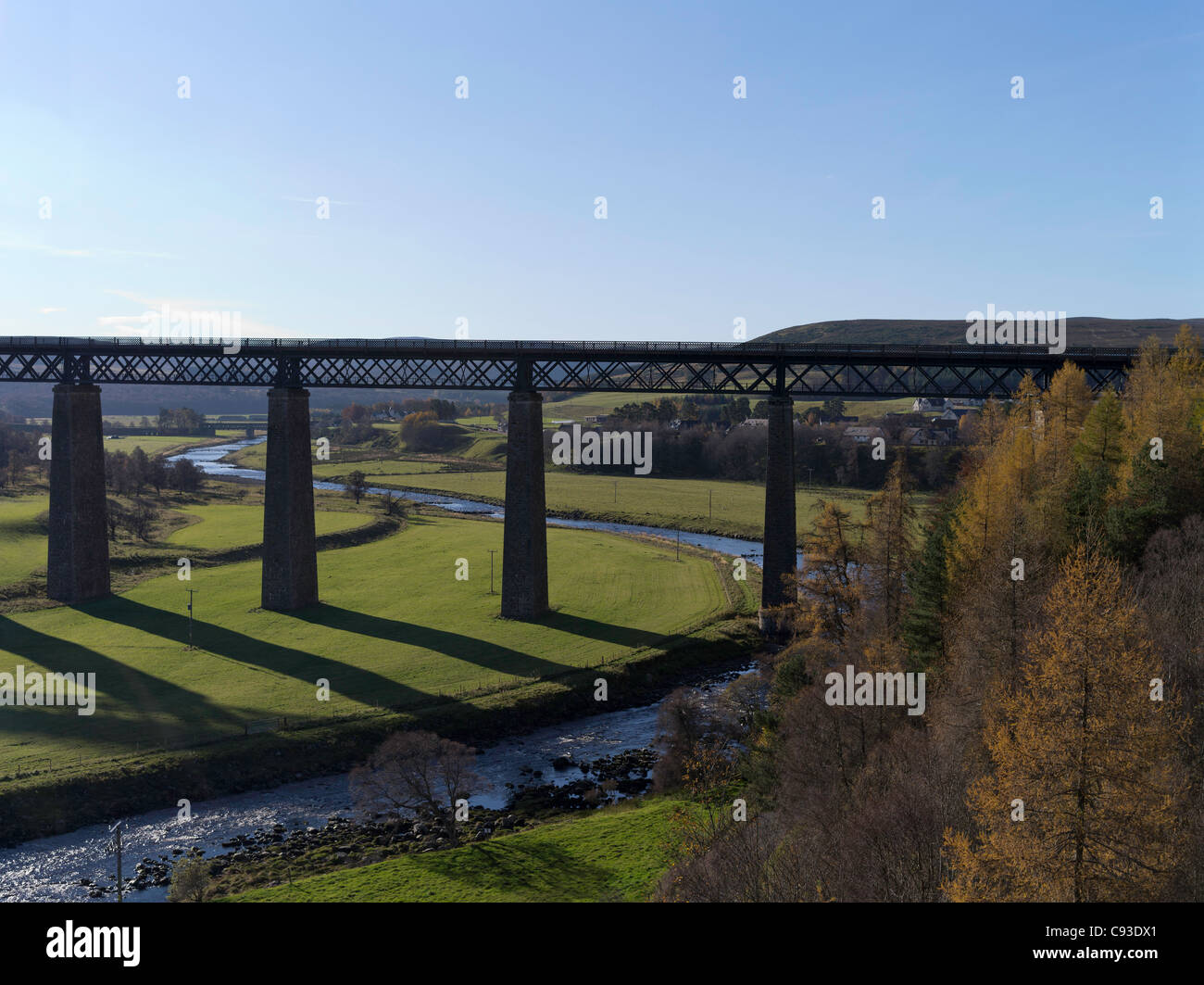 dh Findhorn Viaduct TOMATIN INVERNESSSHIRE pont de viaduct de chemin de fer écossais des Highlands De l'autre côté de la rivière Findhorn, en écosse Banque D'Images