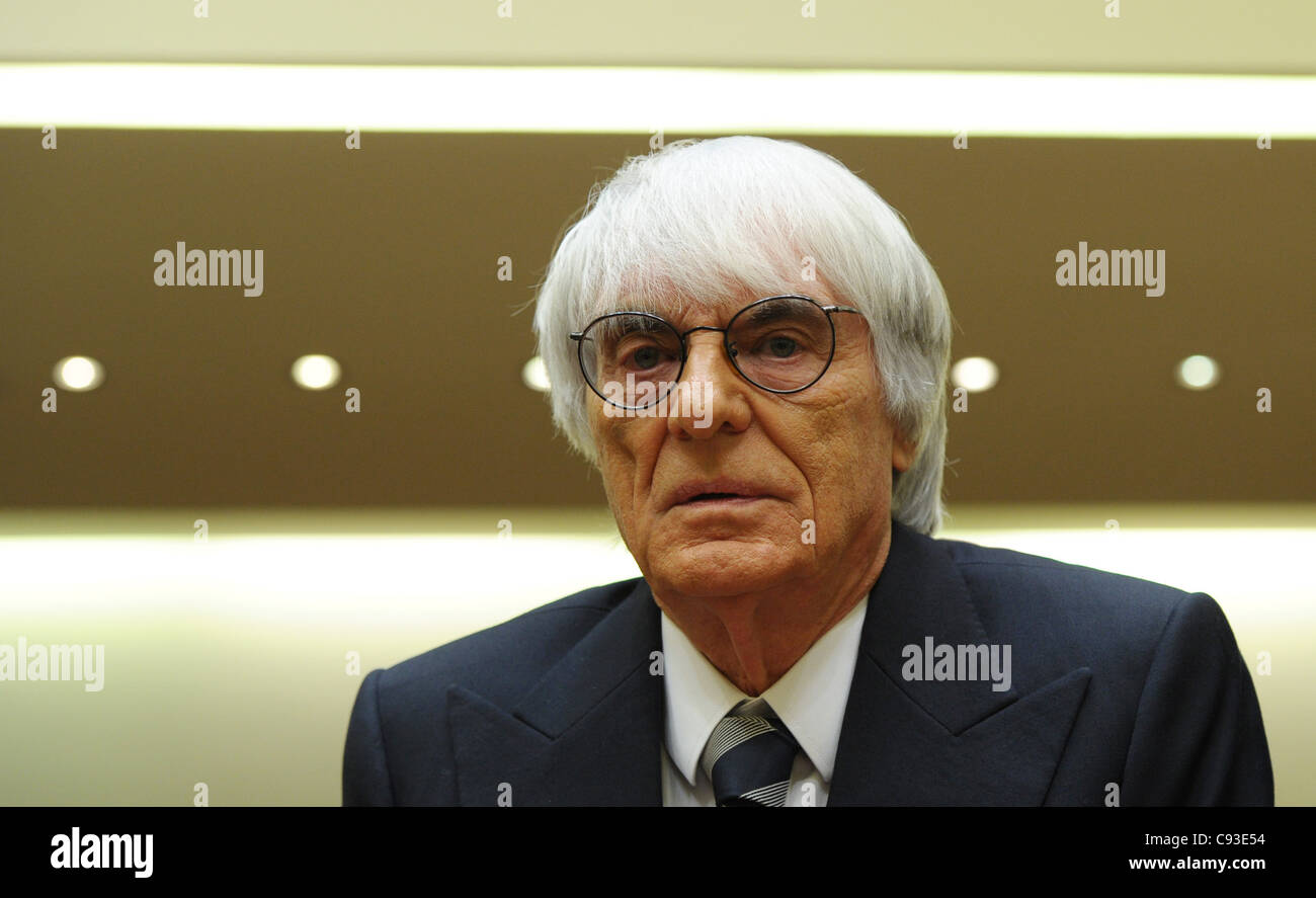 09.11.2011 Munich, Allemagne. La chef de la direction et président du conseil d'administration F1, Bernie Ecclestone, attend dans la salle d'audience où une autre session du procès contre un ancien chef de la gestion des risques à la banque bavaroise BayernLB est qui aura lieu à la cour de district de Munich, Allemagne, le 9 novembre 2011. Pour Banque D'Images