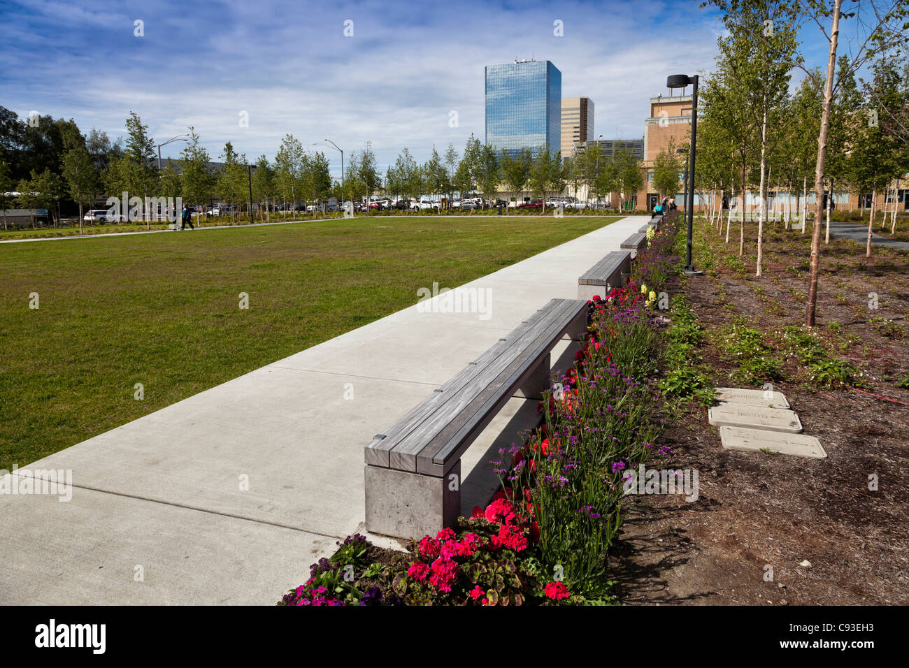 Parc ouvert sur le devant de l'Anchorage Museum dans le centre-ville d'Anchorage, Alaska. Banque D'Images