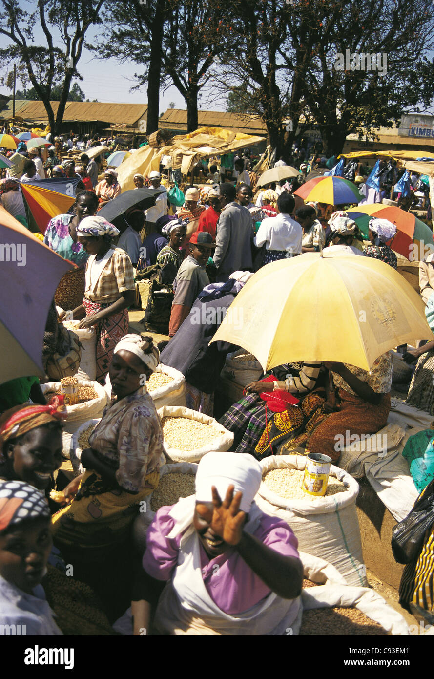 Scène de marché occupé Meru Kenya District de Mwea à la foule foule de femmes certains avec parasols vente de riz Banque D'Images