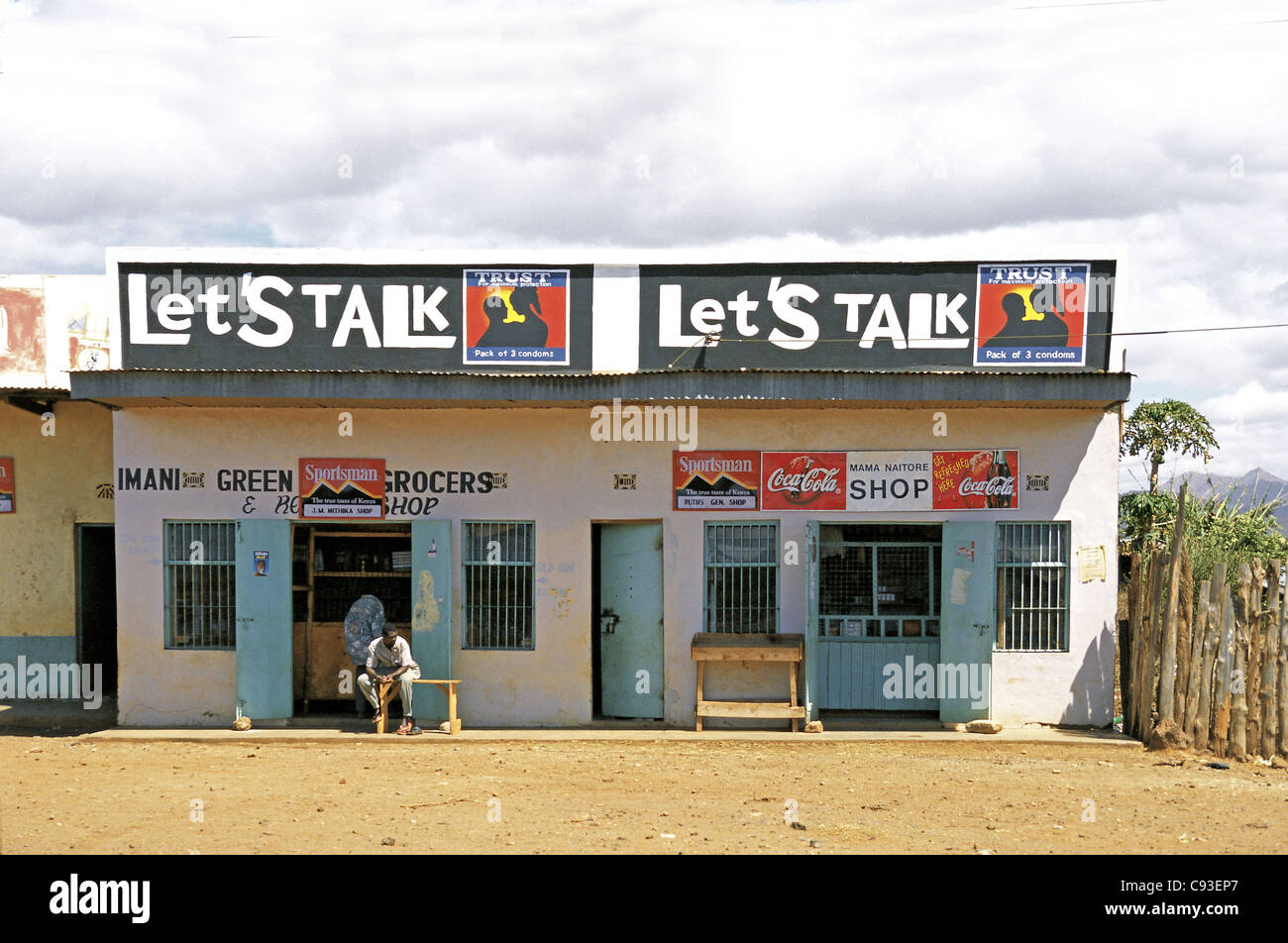 Dukas boutiques avec signe à Parlons des préservatifs au-dessus d'eux, Isiolo Kenya Banque D'Images