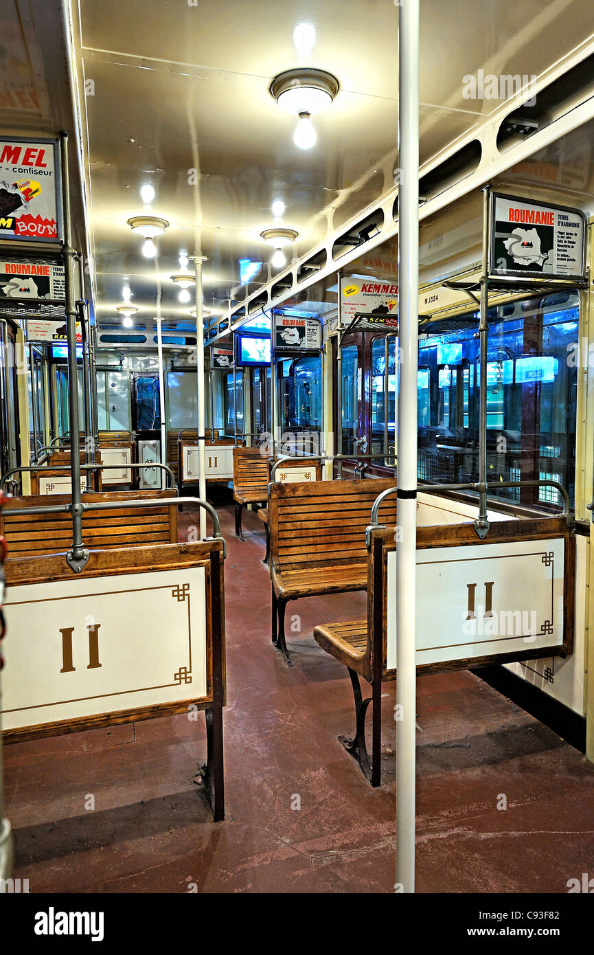 Paris antique wagon de métro dans la Cité du Train museum, Mulhouse, France. Banque D'Images