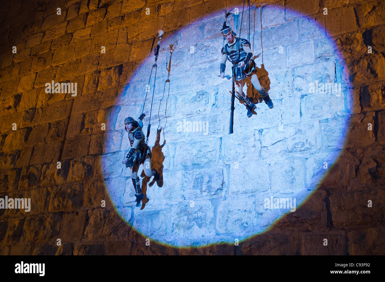 Acrobates sur les murs de la vieille ville médiévale de célébrations dans "la ville de Lions - Jérusalem chevaliers dans la vieille ville" dans tout le quartier chrétien pendant novembre jeudi soir. Jérusalem, Israël. 10 novembre 2011. Banque D'Images