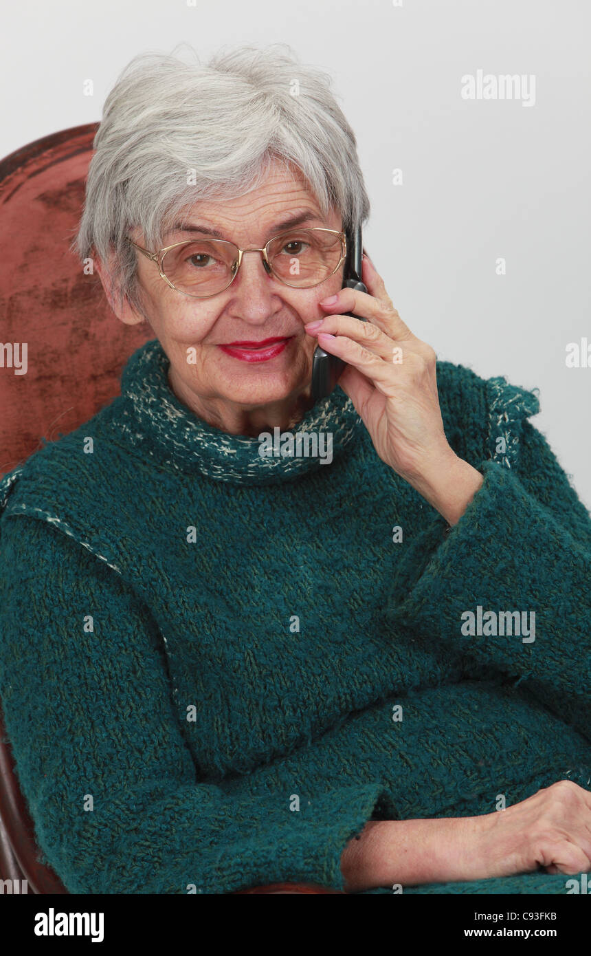 Portrait d'une vieille femme à l'aide d'un téléphone mobile. Banque D'Images