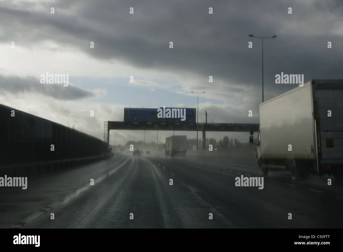 Angleterre.Surrey. M25. d'autoroute. Pulvérisation lourde. Banque D'Images