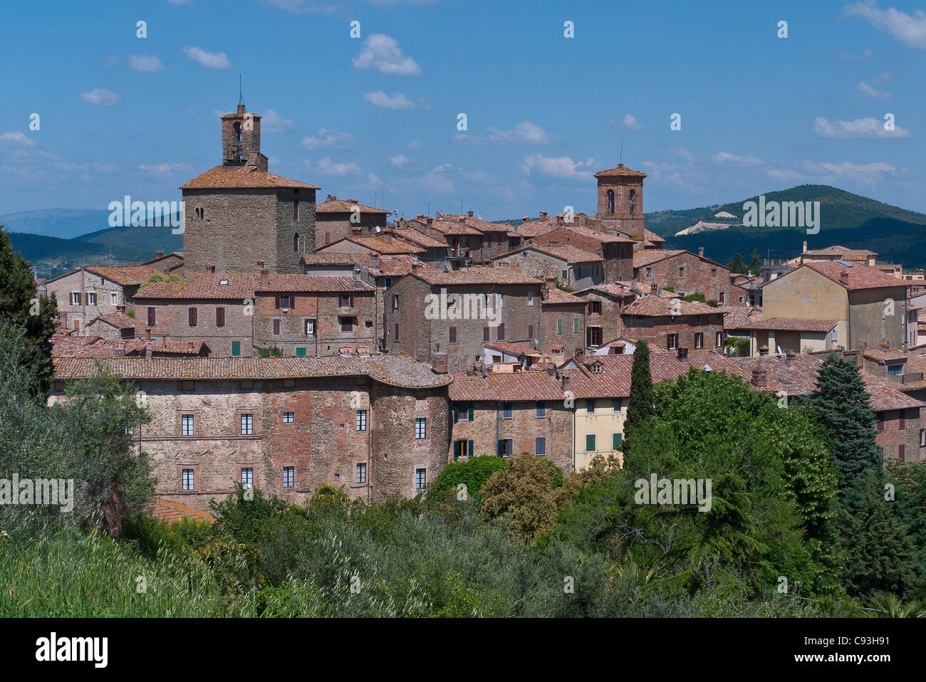 Vue d'ensemble des lignes de toit en tuiles rouges et les tours de la ville fortifiée de Lucca, Italie. Banque D'Images