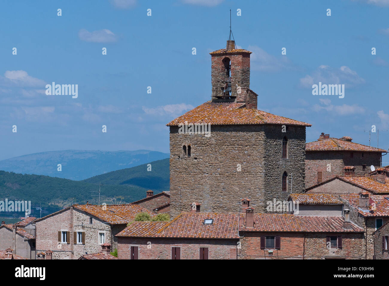 Un détail architectural du toit en tuiles rouges et une tour à Panicale, Italie. Banque D'Images