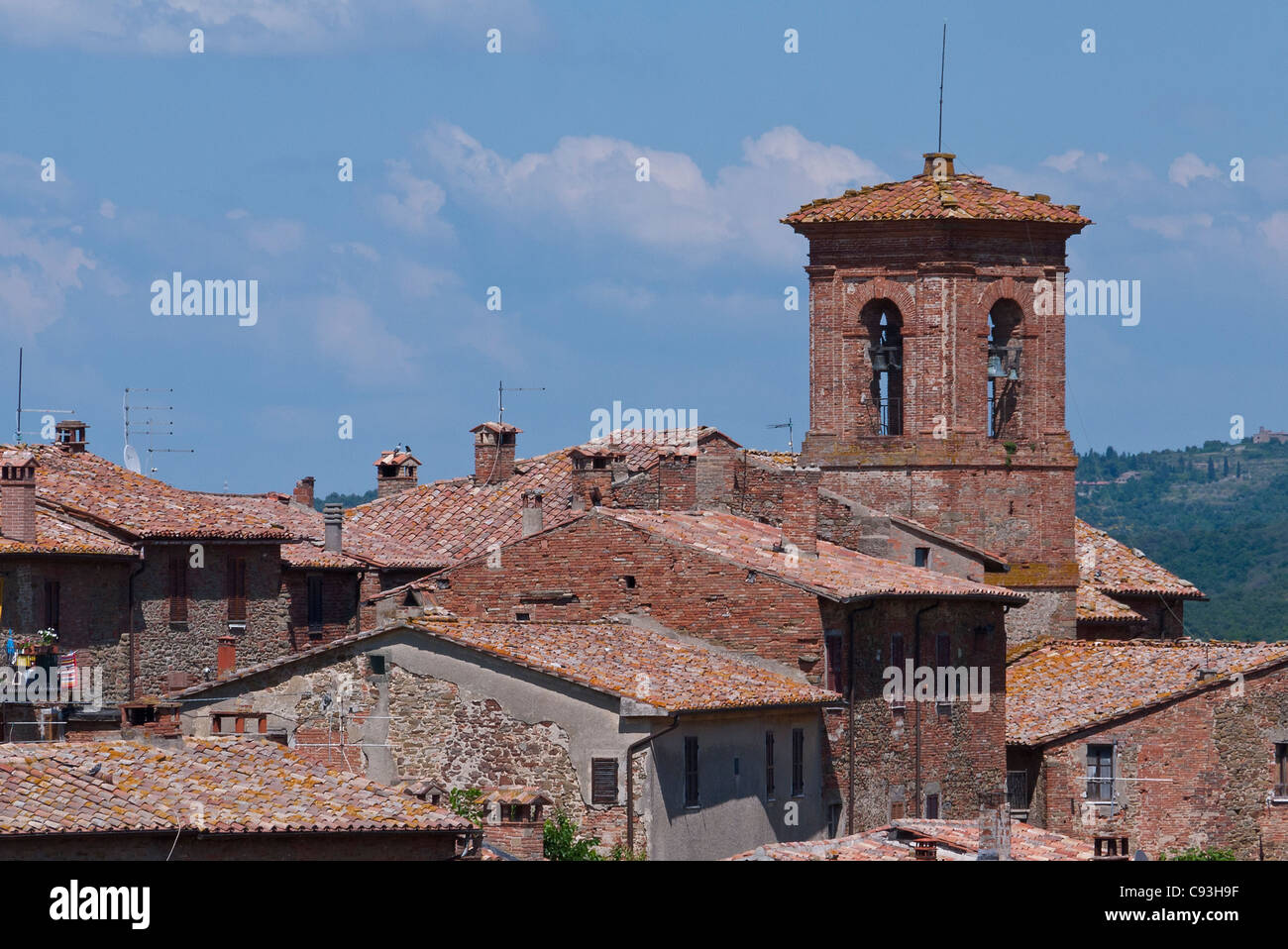 Un détail architectural du toit en tuiles rouges et une tour à Panicale, Italie. Banque D'Images