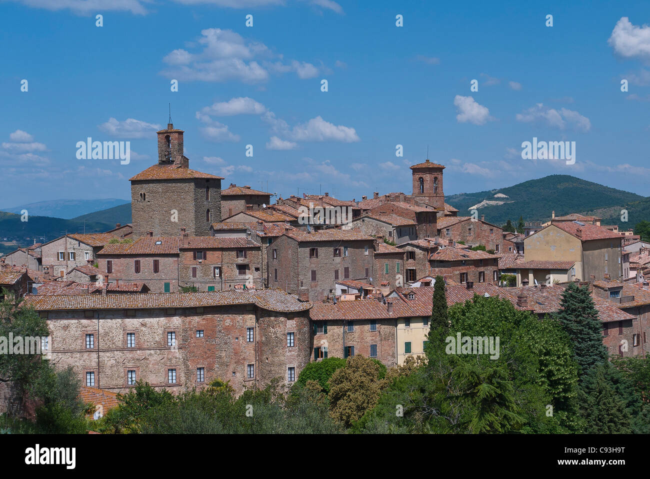 Vue d'ensemble des lignes de toit en tuiles rouges et les tours de la ville fortifiée de Lucca, Italie. Banque D'Images