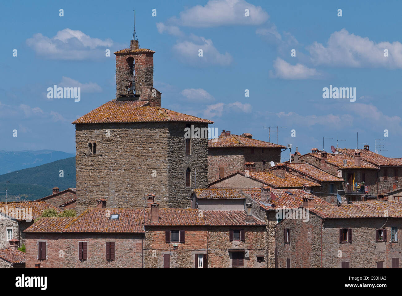 Détail architectural de toit en tuiles rouges et lignes tour à Panicale, Italie. Banque D'Images