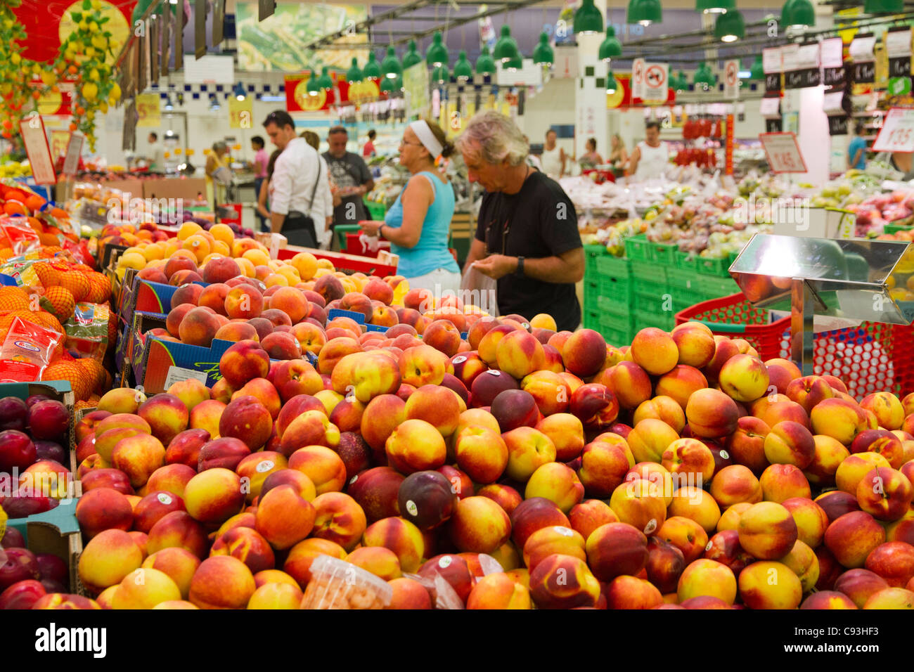 Man shopping in a Supermarket Market Palma de Majorque Espagne Baléares Majorque Banque D'Images