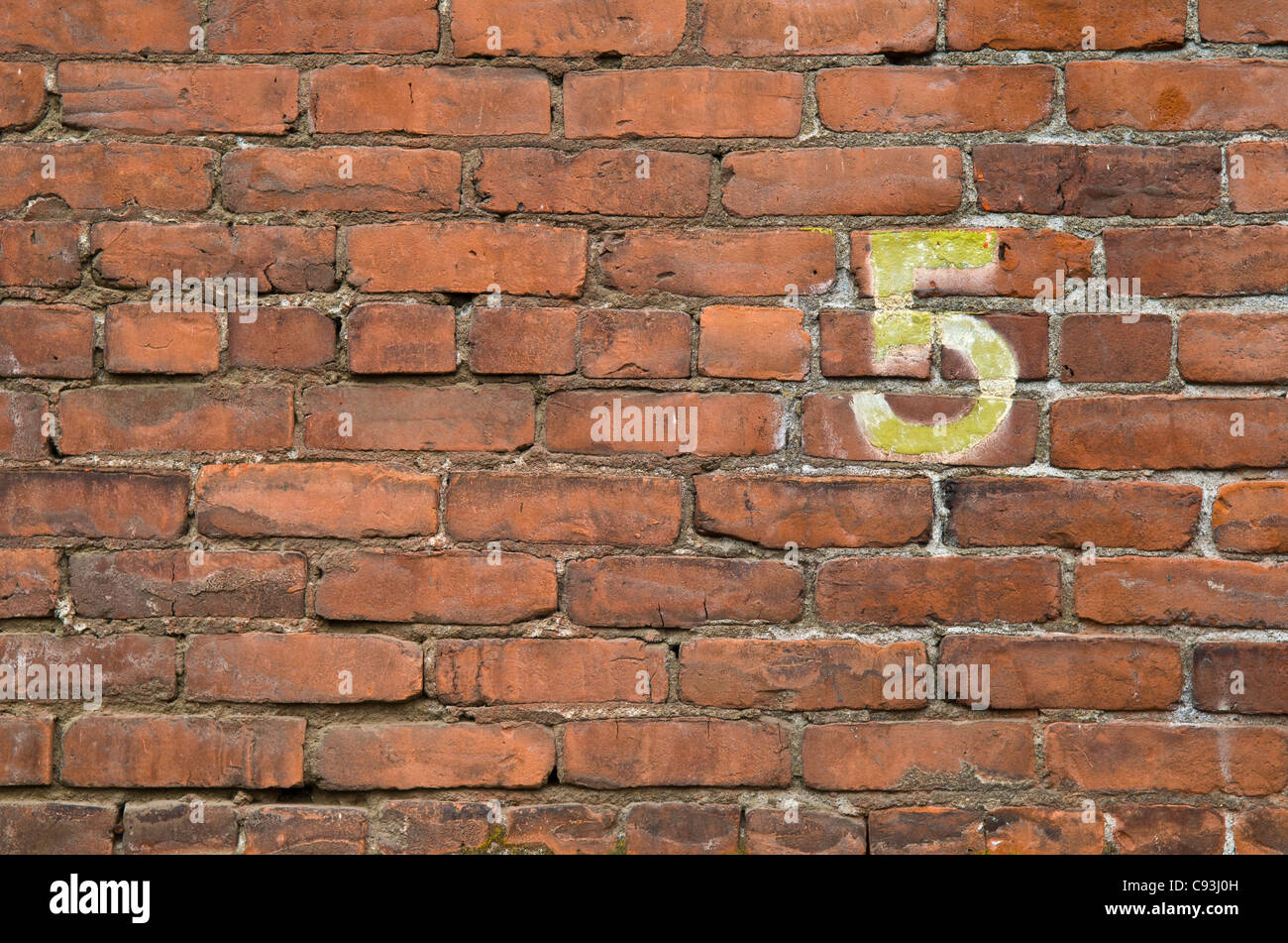 Le nombre 5 peint sur un mur de brique dans le Pearl District de Portland, Oregon. Banque D'Images