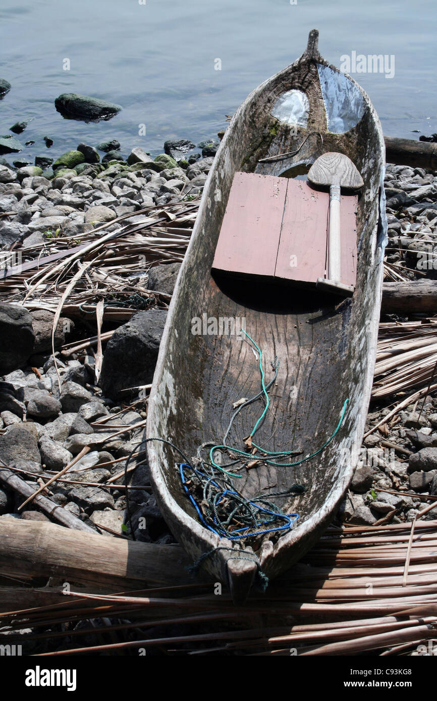 Bateau de pêche traditionnel sur le lac Maninjau depuis il côte à l'Ouest de Sumatra, Banque D'Images