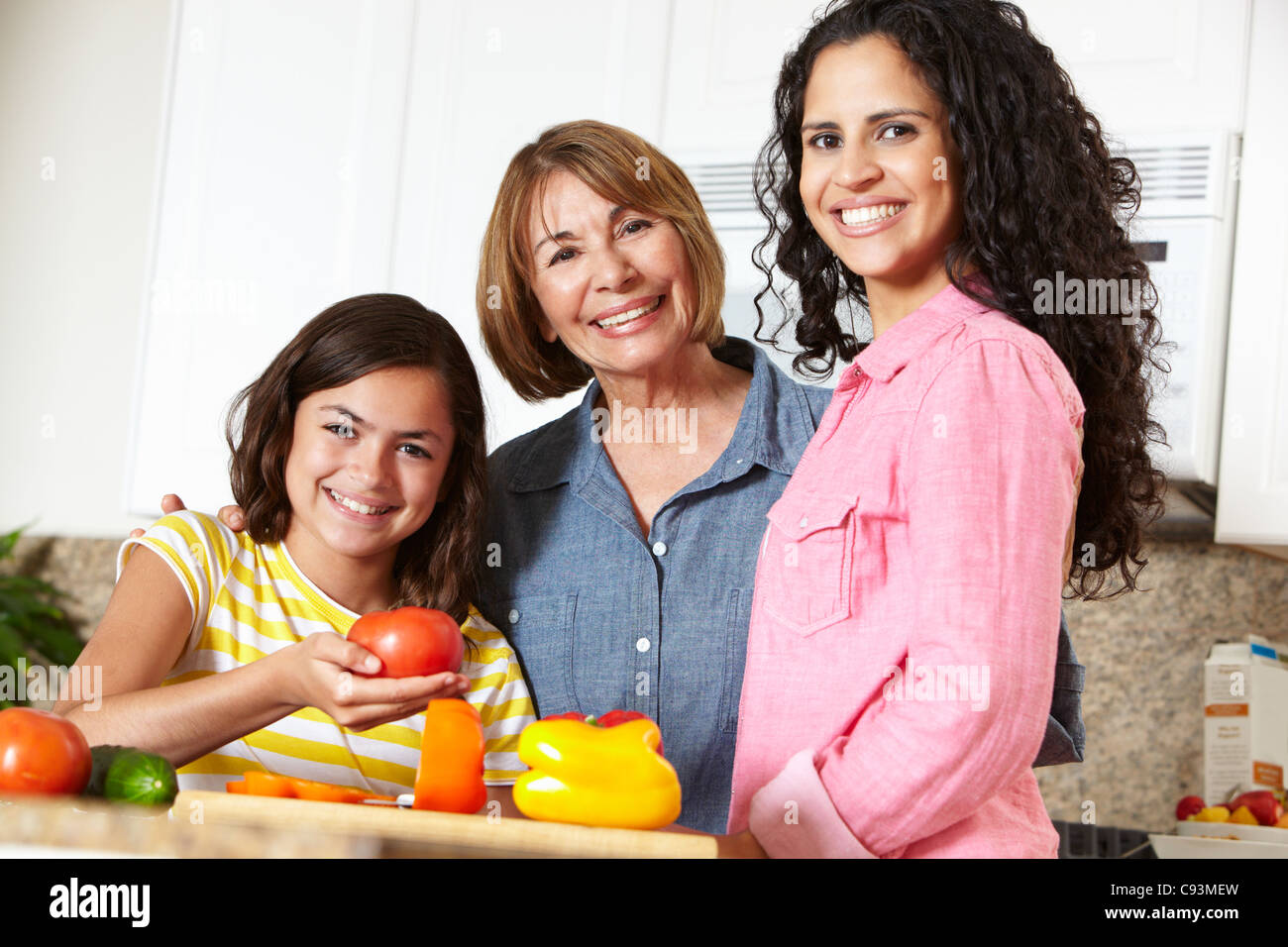 Mère et fille,la cuisine grand-mère Banque D'Images