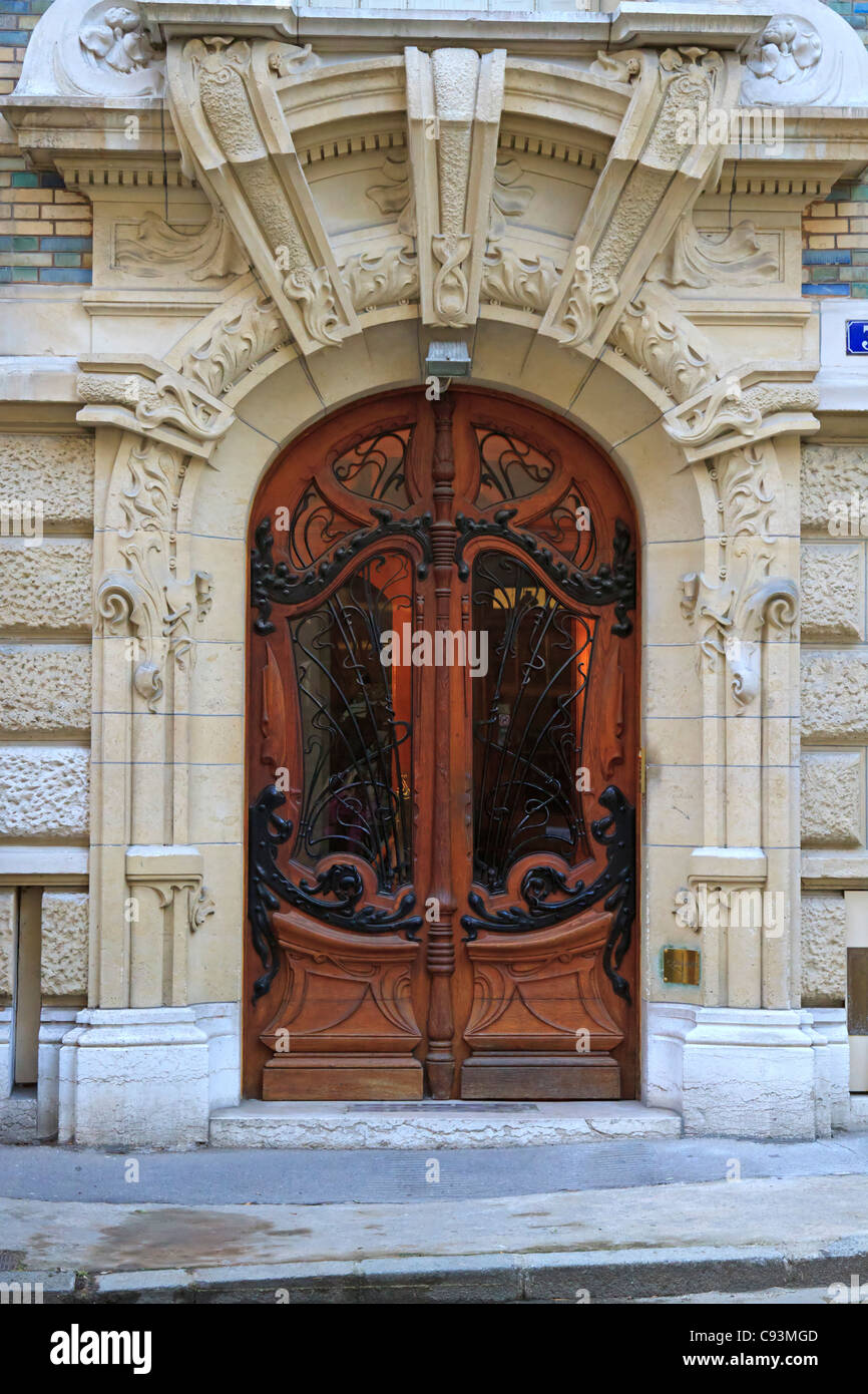 Porte Art Nouveau au 3 Square Rapp, Paris Banque D'Images